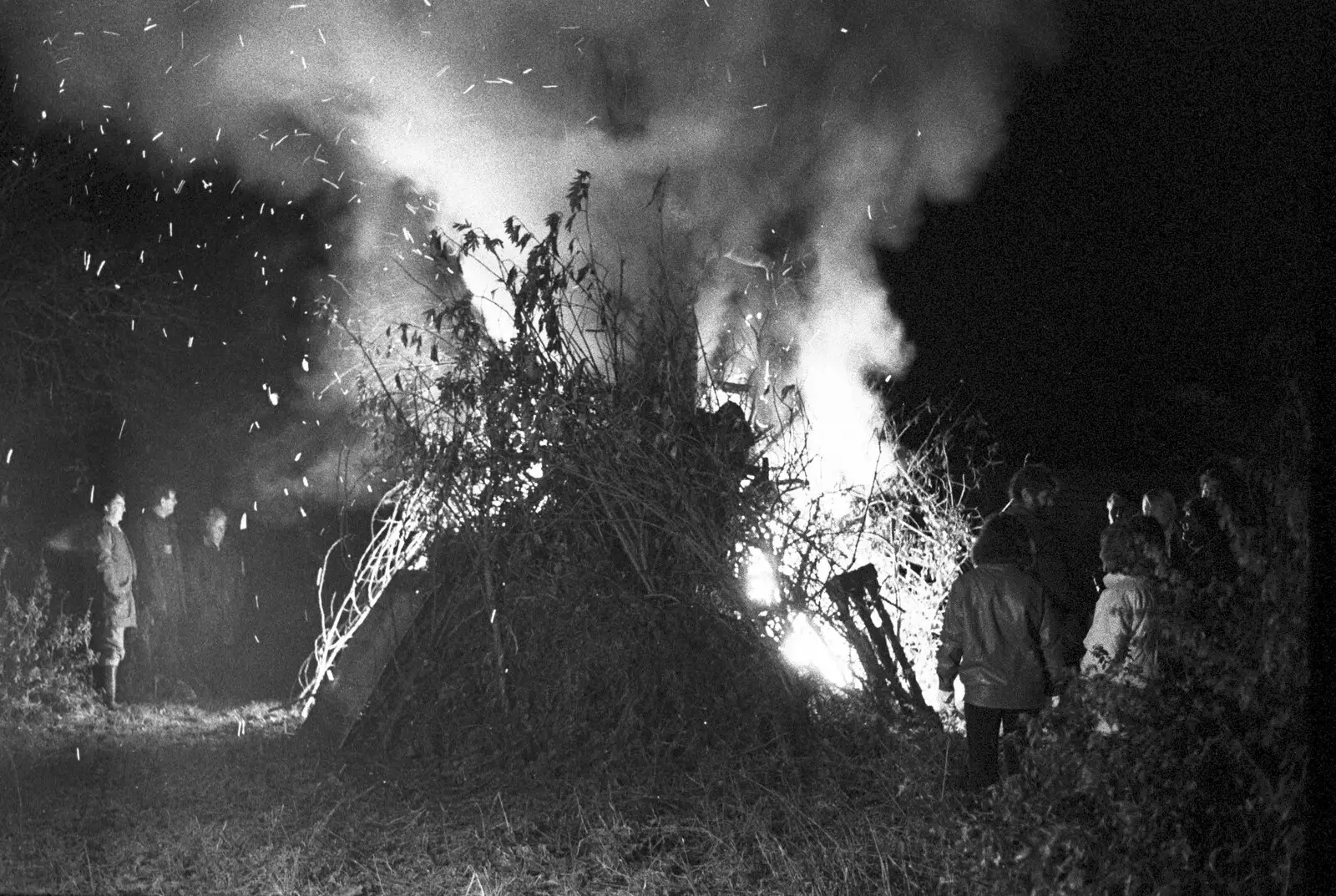 A raging bonfire, from A Black and White Life in Concrete, Stuston, Suffolk - 3rd September 1992