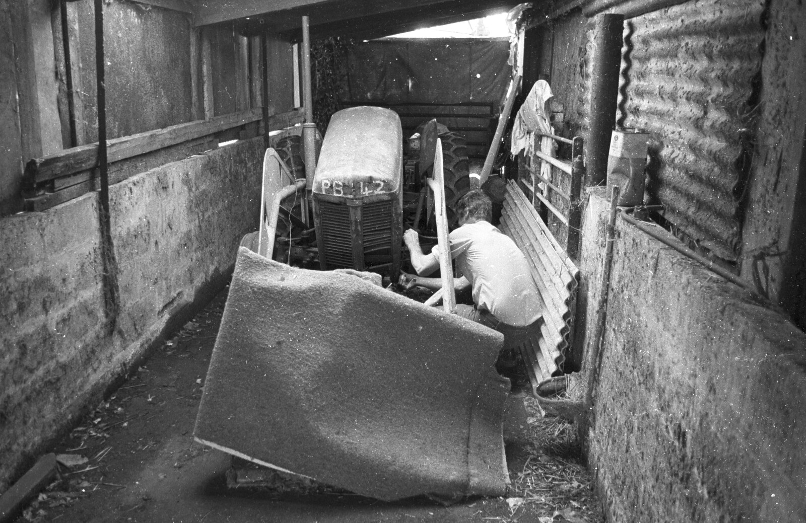 A Black and White Life in Concrete, Stuston, Suffolk - 3rd September 1992: Geoff pokes around with Winnie