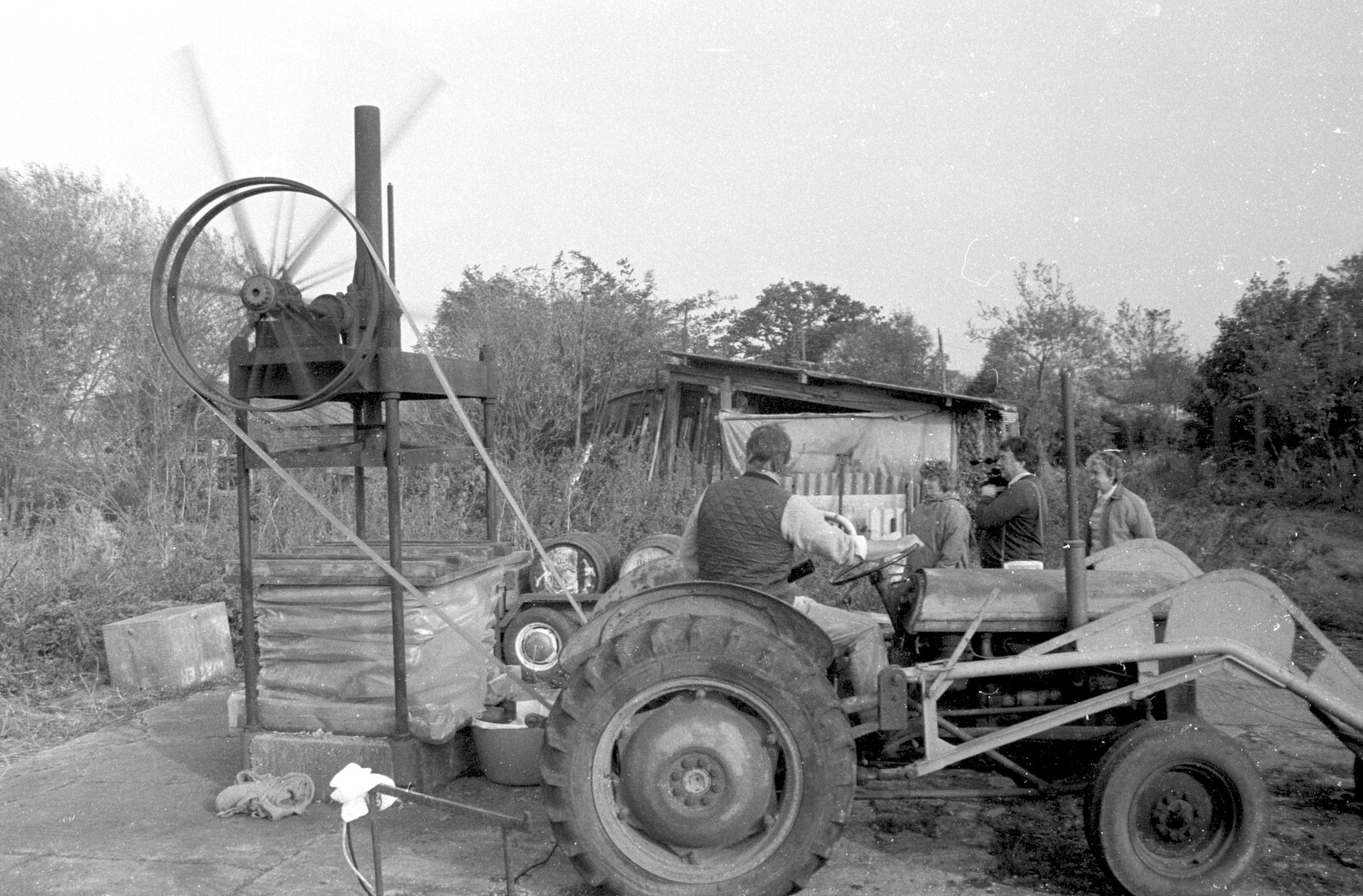 Geoff drives in reverse as the pressing is done from Cider Making in Black and White, Stuston, Suffolk - 11th October 1992