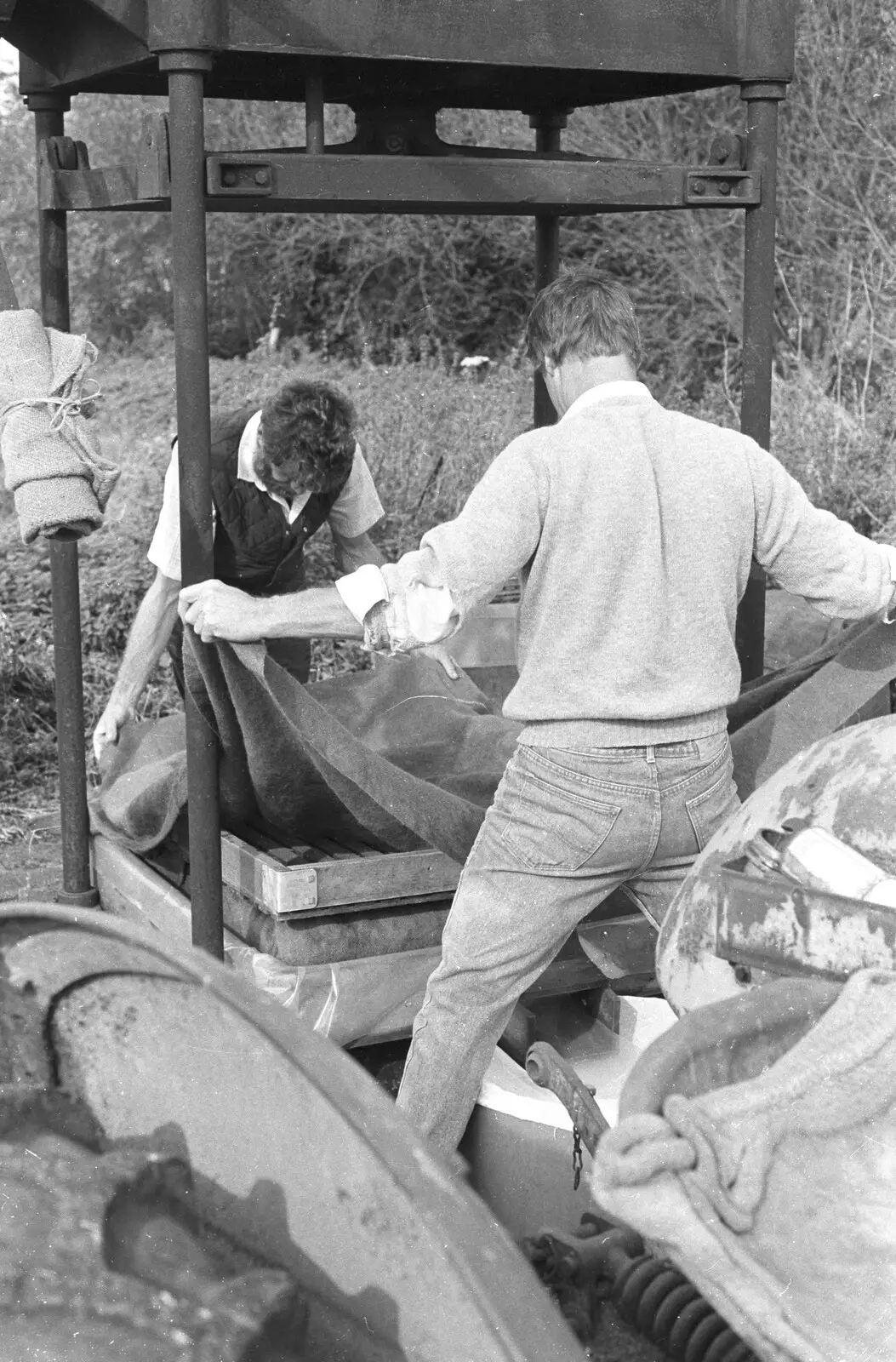 Geoff lays down another layer of muslin, from Cider Making in Black and White, Stuston, Suffolk - 11th October 1992