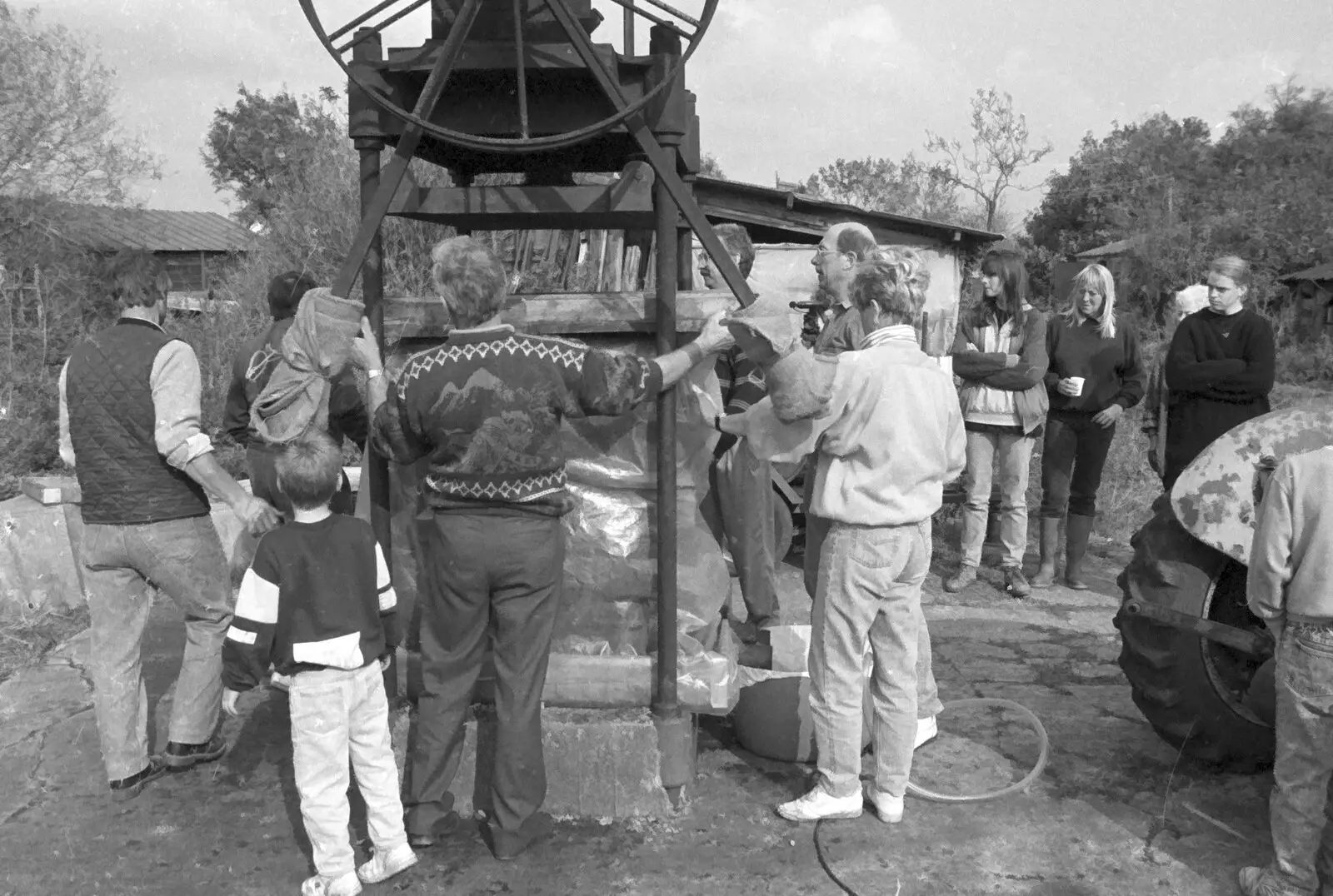 The top pressing board is applied, from Cider Making in Black and White, Stuston, Suffolk - 11th October 1992