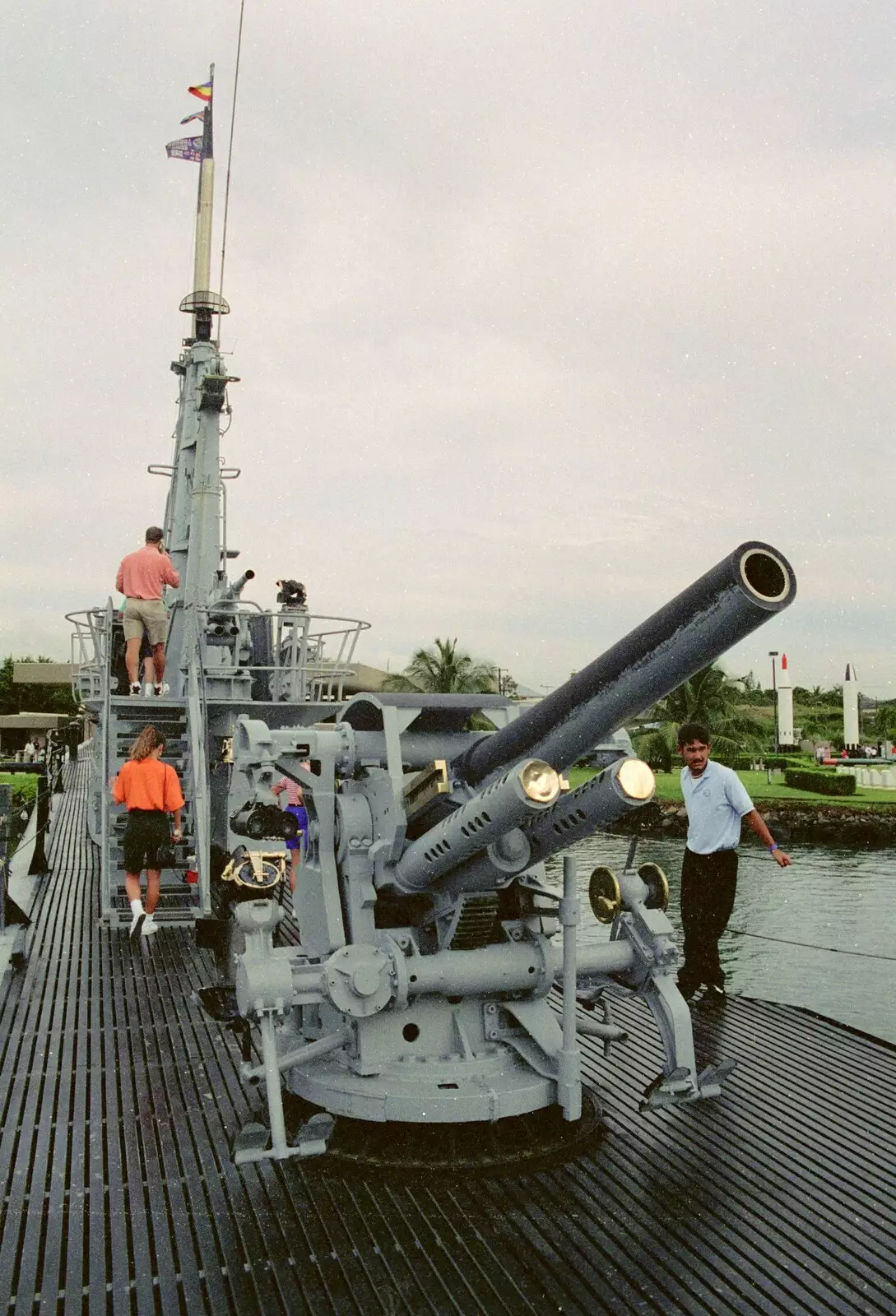 Anti-aircraft gun on the Bowfin, from A 747 Cockpit, Honolulu and Pearl Harbor, O'ahu, Hawai'i, United States - 20th November 1992