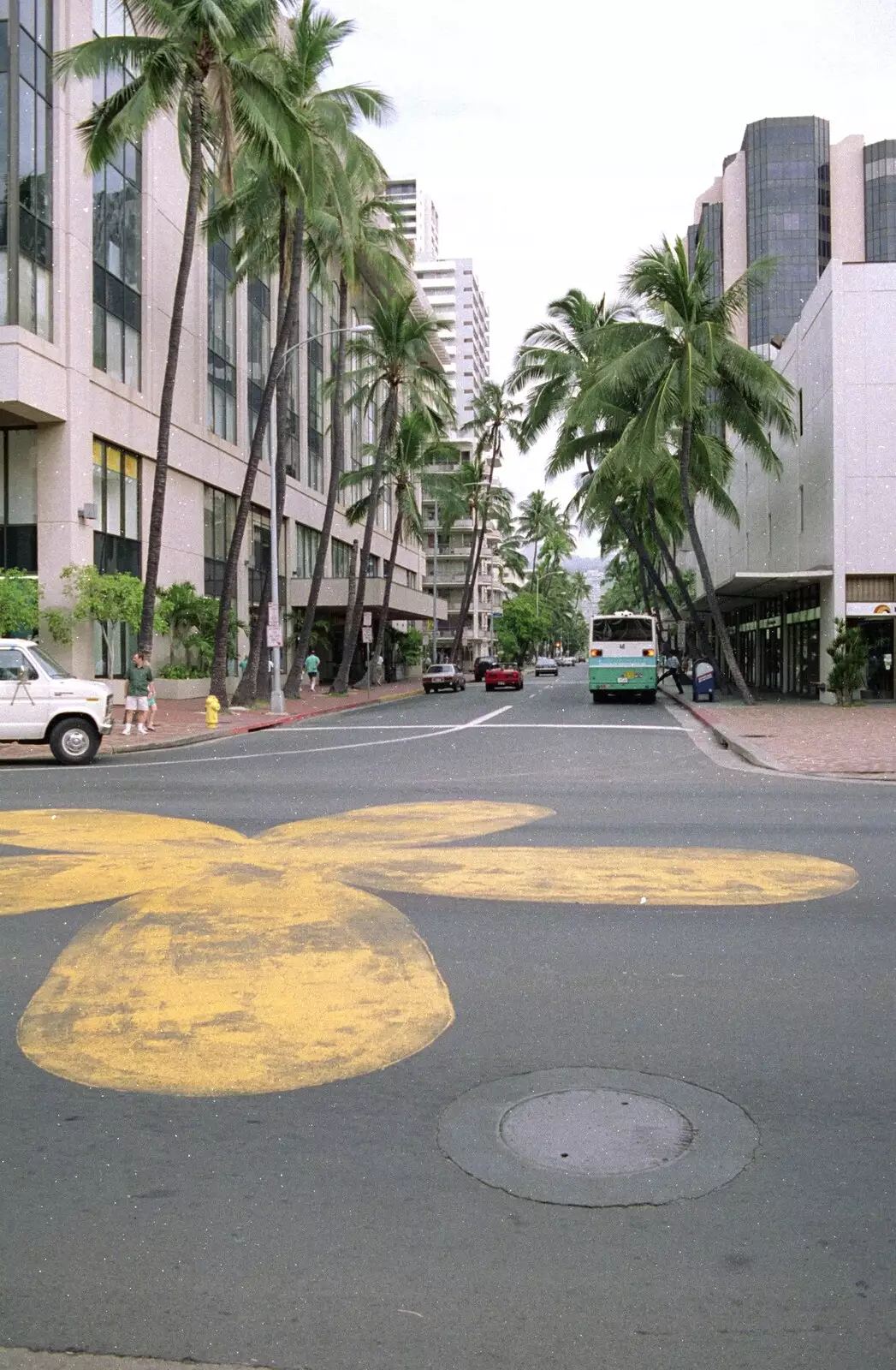 Some kind of curious intersection marking, from A 747 Cockpit, Honolulu and Pearl Harbor, O'ahu, Hawai'i, United States - 20th November 1992