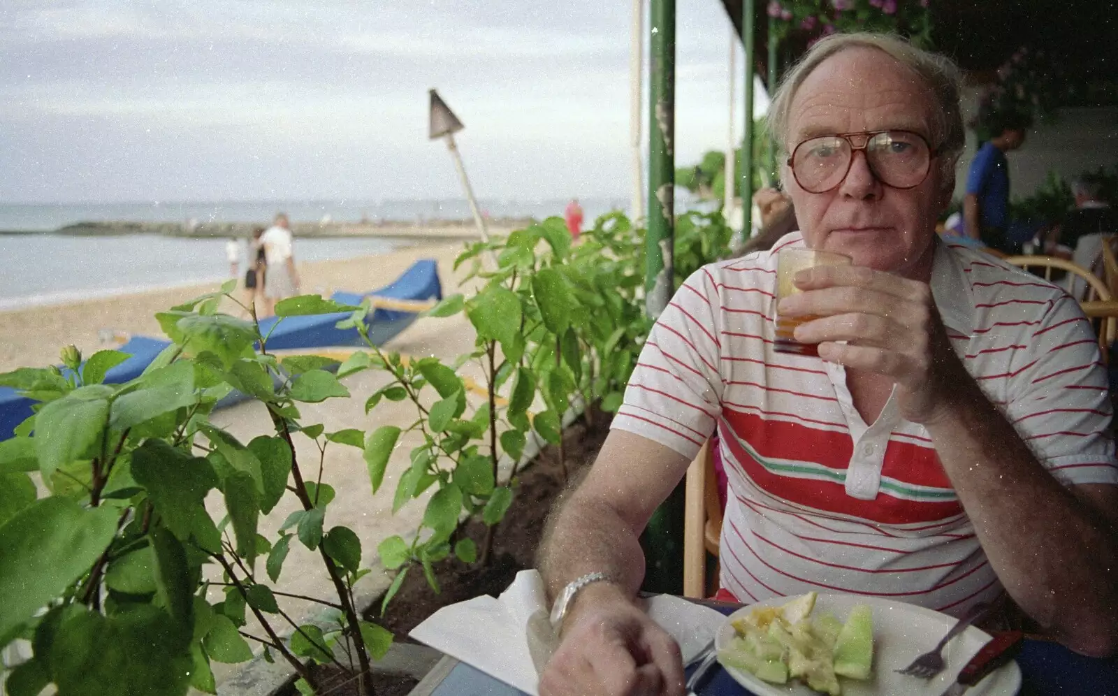 We do all-you-can-eat breakfast on the beach, from A 747 Cockpit, Honolulu and Pearl Harbor, O'ahu, Hawai'i, United States - 20th November 1992