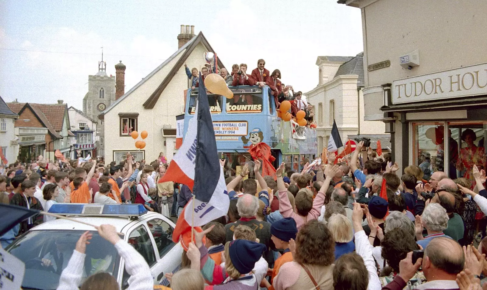 The crowds pack in at the top of Pump Hill, from Diss Town and the F.A. Vase Final, Diss and Wembley, Norfolk and London - 15th May 1994