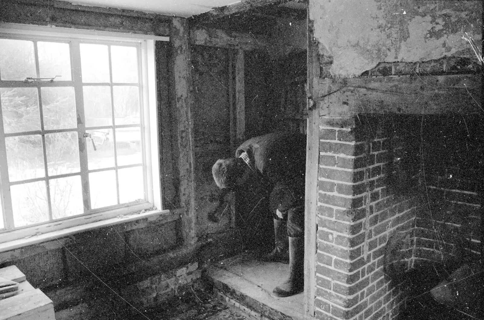 Nosher builds in the gloom, from A Clays Trip to Calais, and Sorting Out The Garden, Suffolk - 18th May 1994