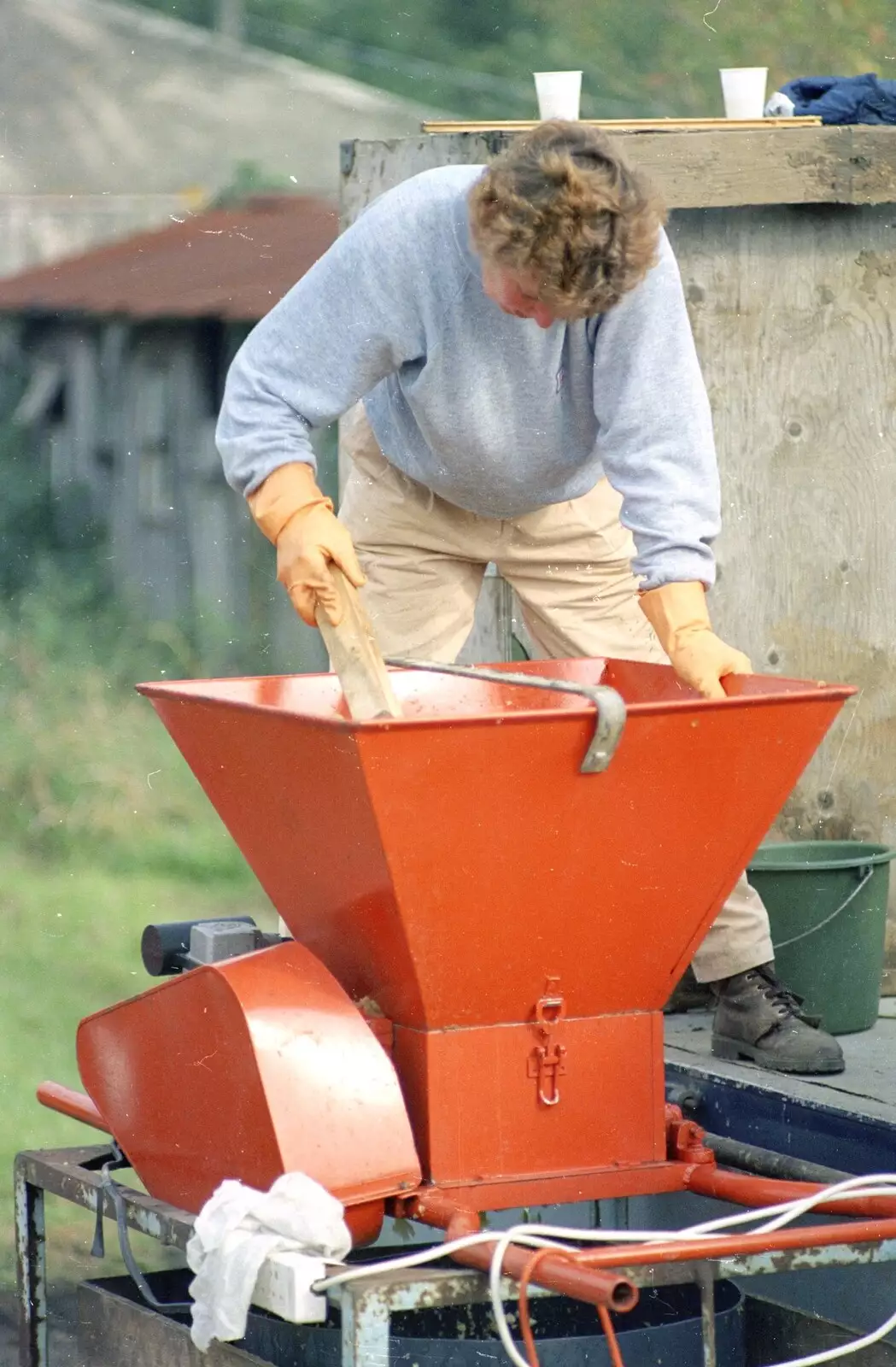 More action to clear the chopper, from Cider Making (without Rosie), Stuston, Suffolk - 23rd September 1994