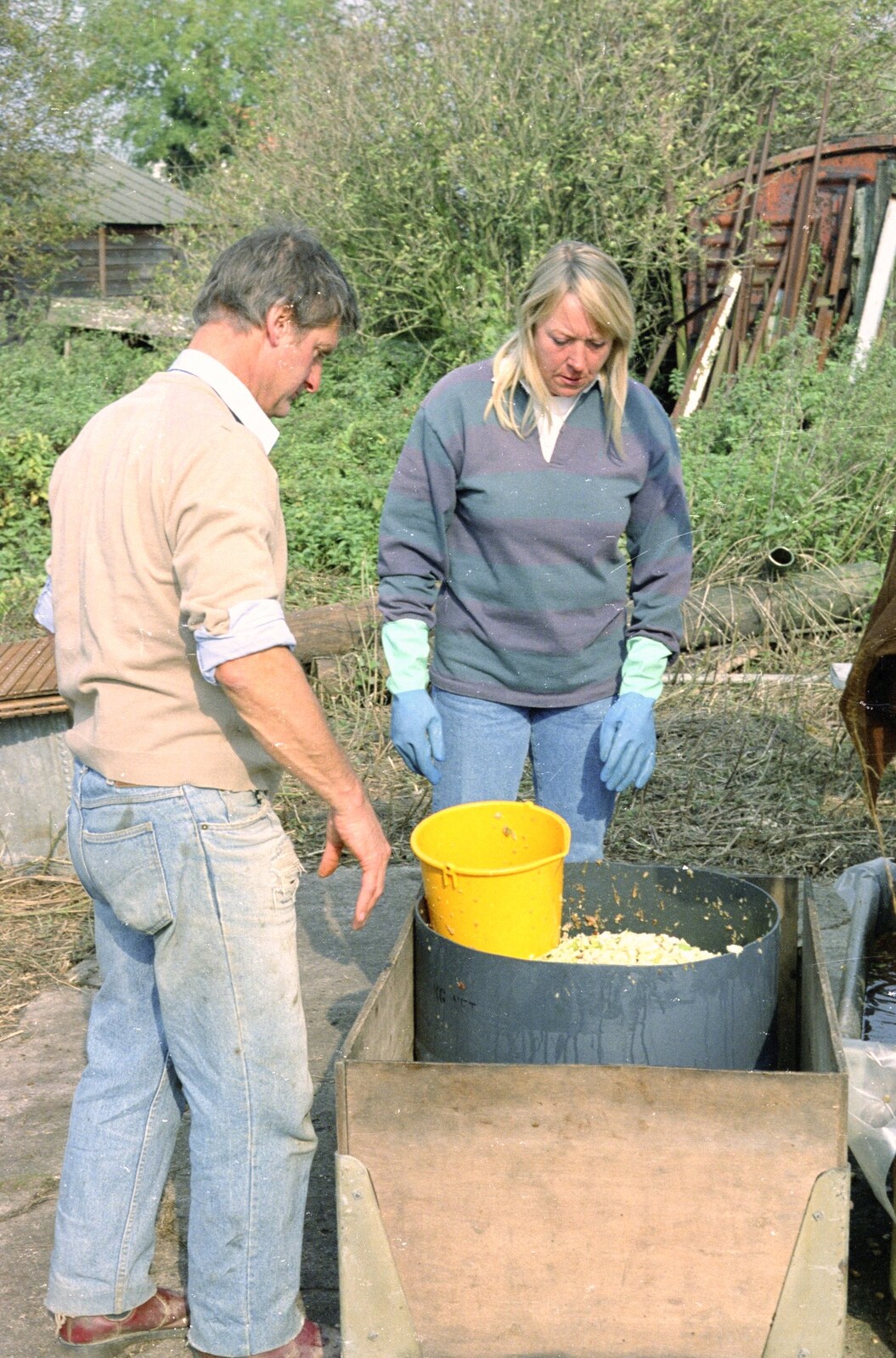 Cider Making (without Rosie), Stuston, Suffolk - 23rd September 1994: Geoff and Sue inspect some chopped apple