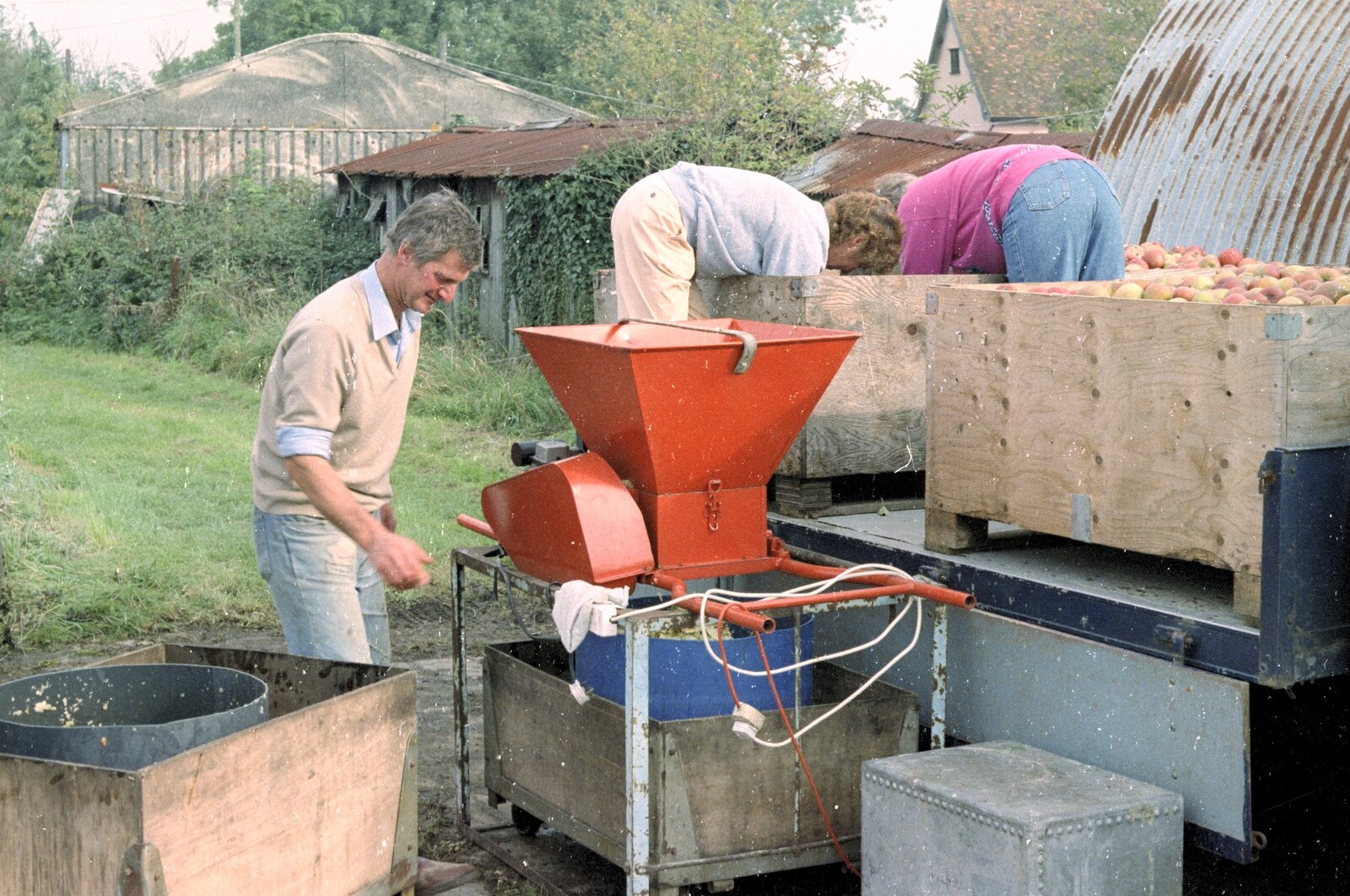 Cider Making (without Rosie), Stuston, Suffolk - 23rd September 1994: Brenda and Linda furtles the last few apples out of a box
