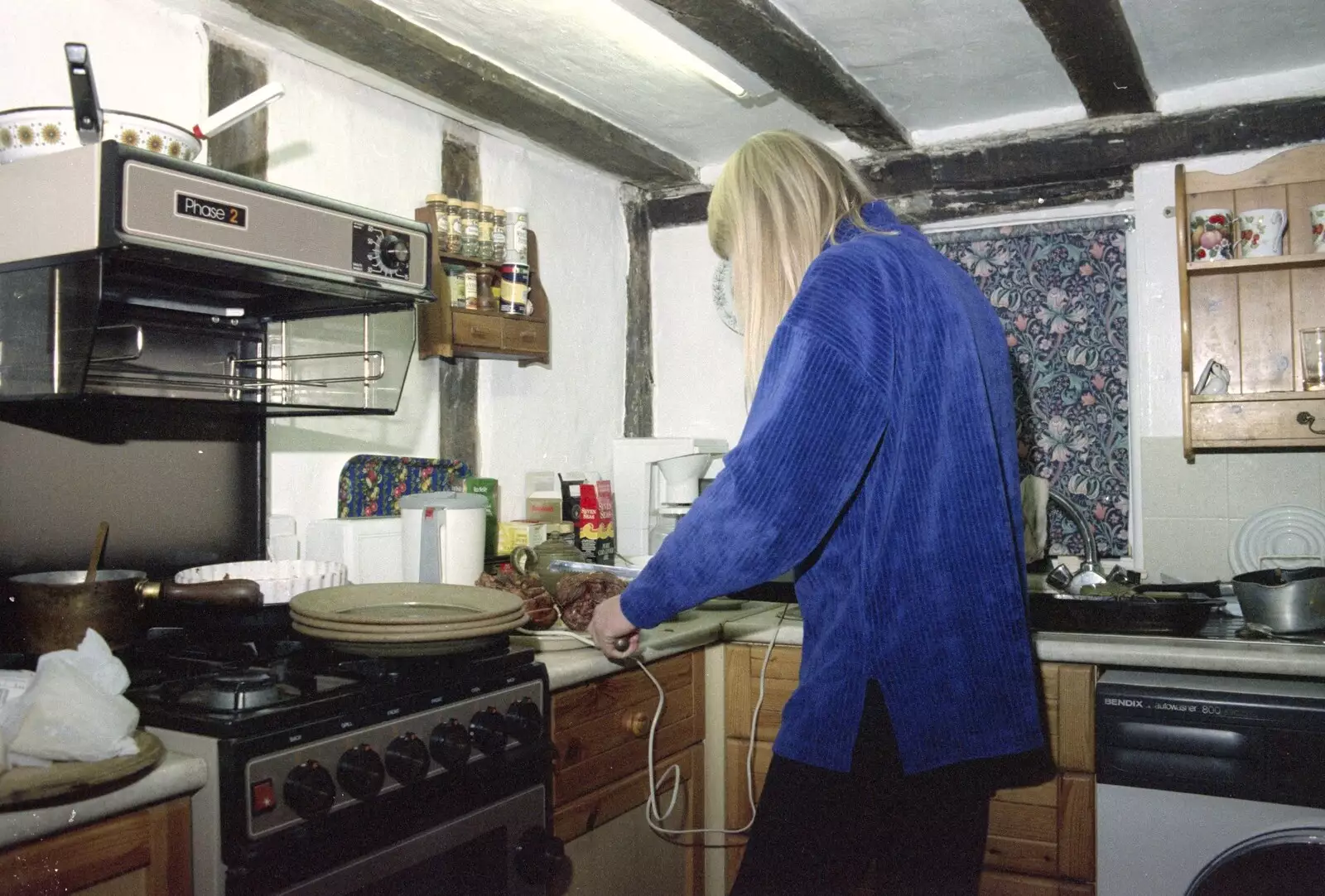 Sue does some hacking with an electric knife, from Lunch and Dinner at Mad Sue's, Stuston, Suffolk - 30th March 1995