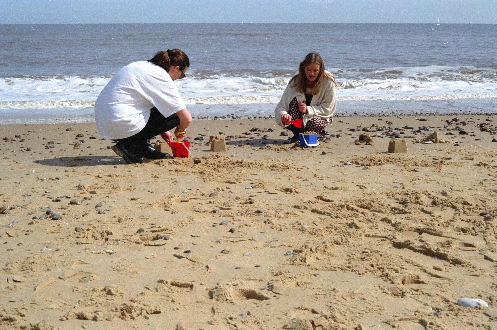 A Phil and Sean Weekend, and Bedroom Building, Brome, Norwich and Southwold - 18th April 1995: Building sandcastles