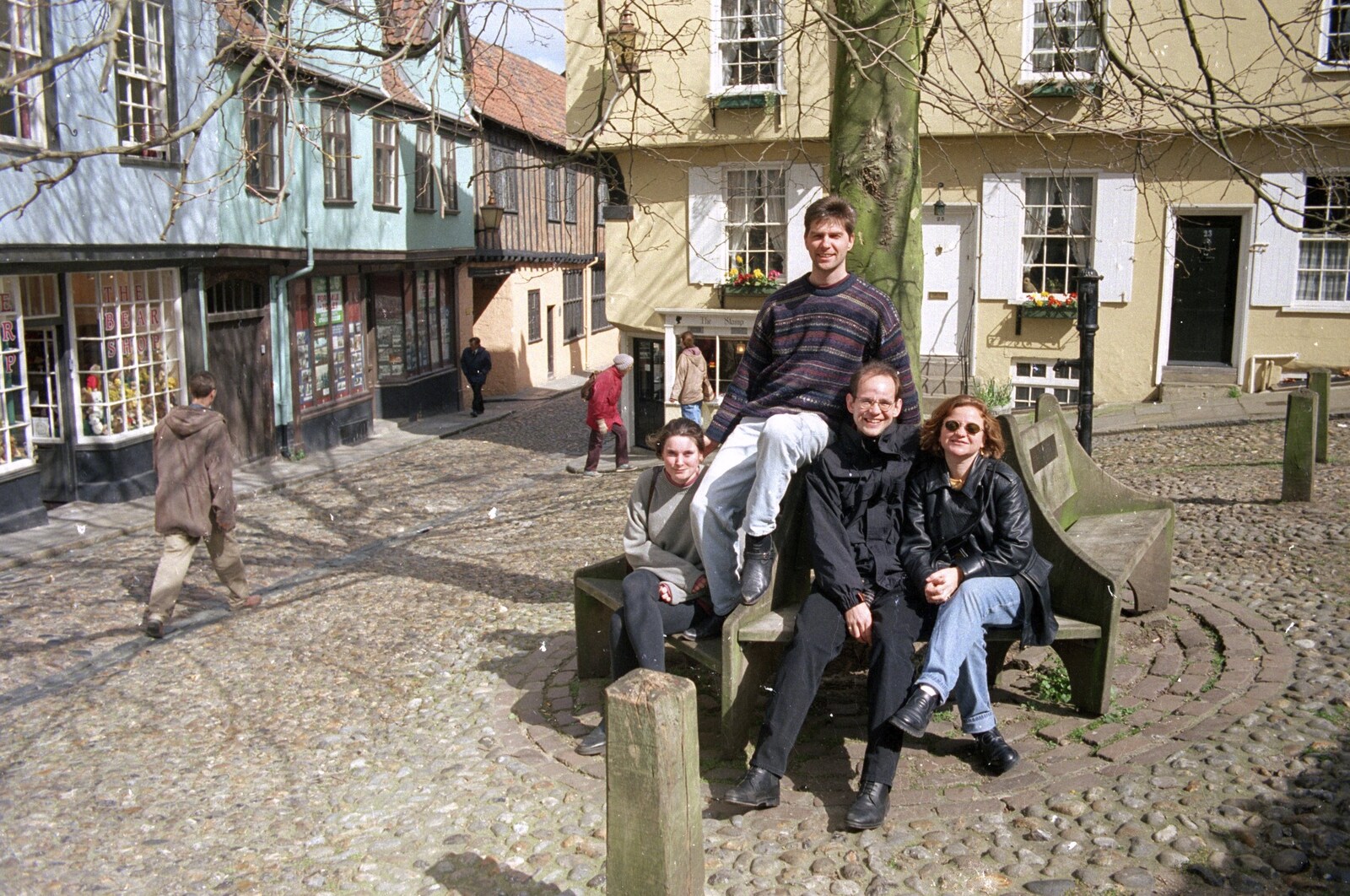 A Phil and Sean Weekend, and Bedroom Building, Brome, Norwich and Southwold - 18th April 1995: The cobbles of Elm Hill