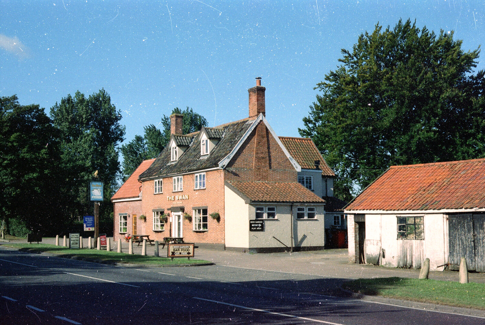Off-Roading and Photos of The Swan, Brome, Suffolk - 20th May 1995: The Swan Inn at Brome, from the Norwich side