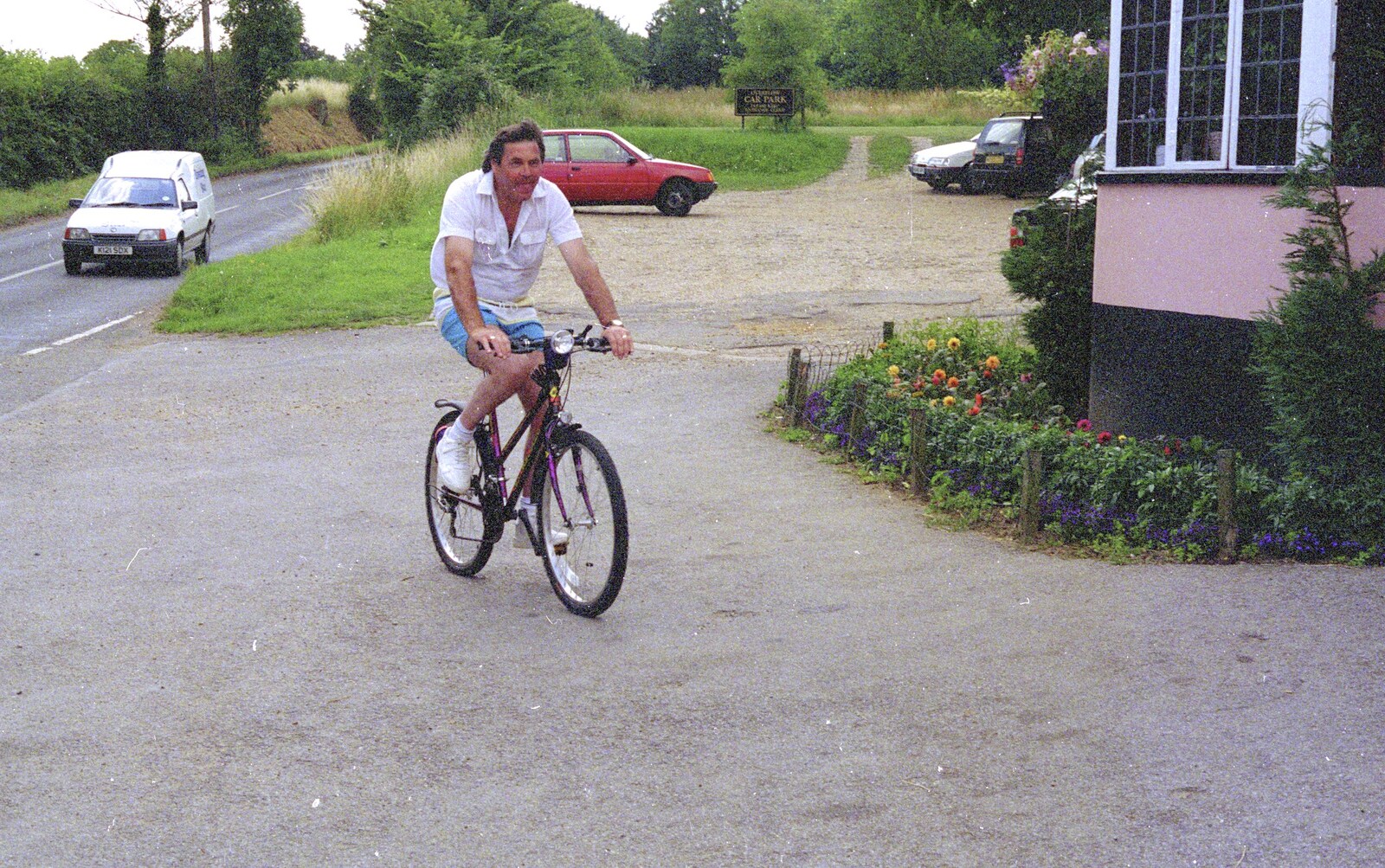 The First-Ever BSCC Sponsored Ride, Suffolk - 2nd June 1995: Alan pulls in to the car park of the Finningham White Horse