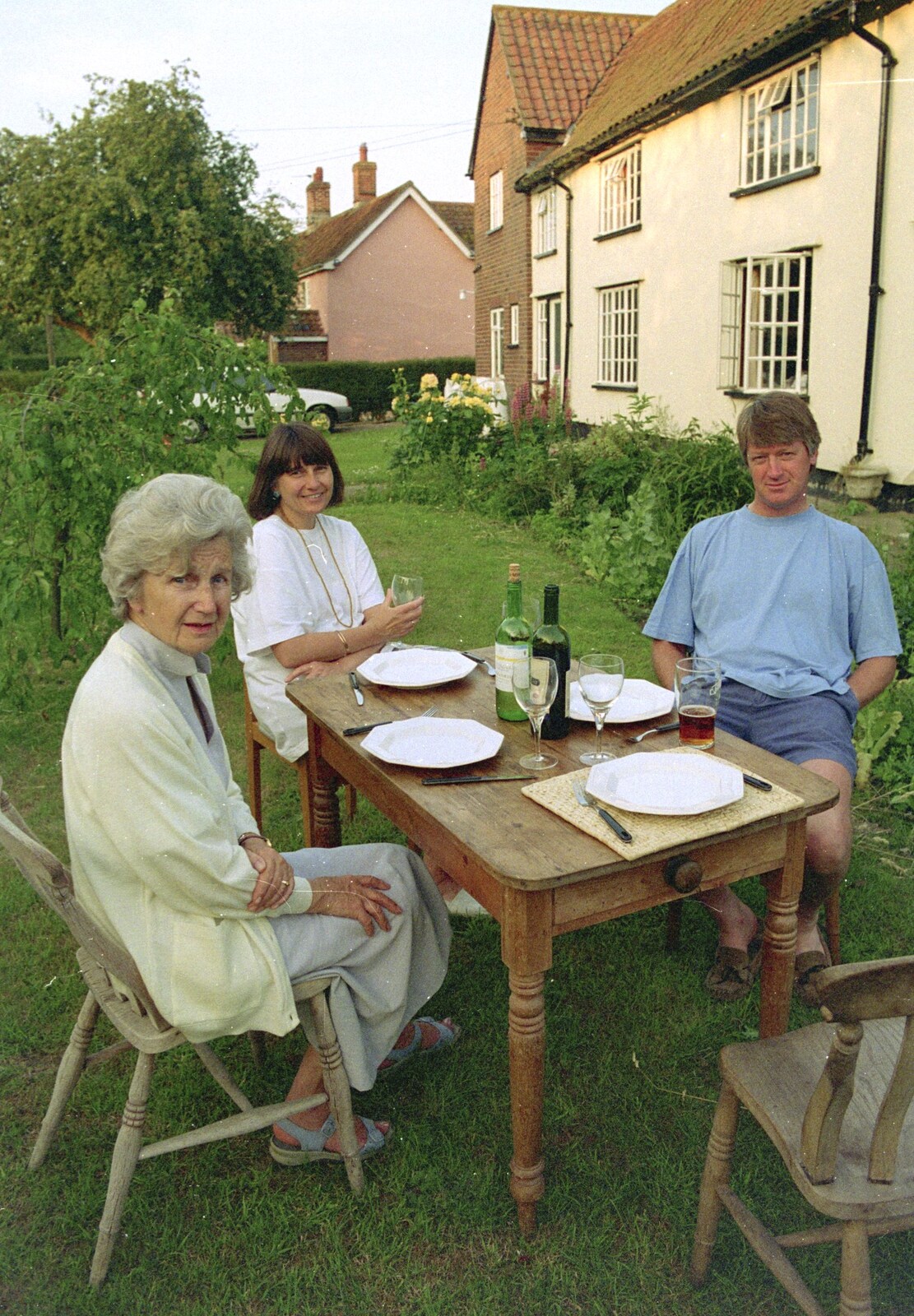 Grandmother, Neil and Caroline Visit, Brome and Orford, Suffolk - 24th July 1995: G, Caroline and Neil prepare for dinner