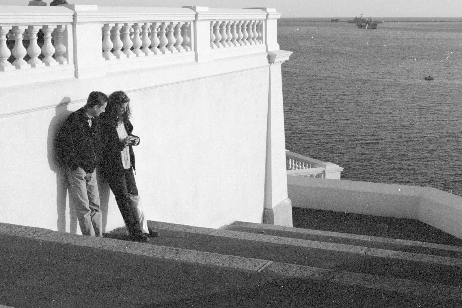 Andrew and Vicky hang out, from Uni: A CISU Trip To Plymouth, Devon - 16th March 1996