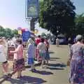 Crowds hang around outside the Swan, The Norwich Union Mail Coach Run, The Swan Inn, Brome - 15th June 1996