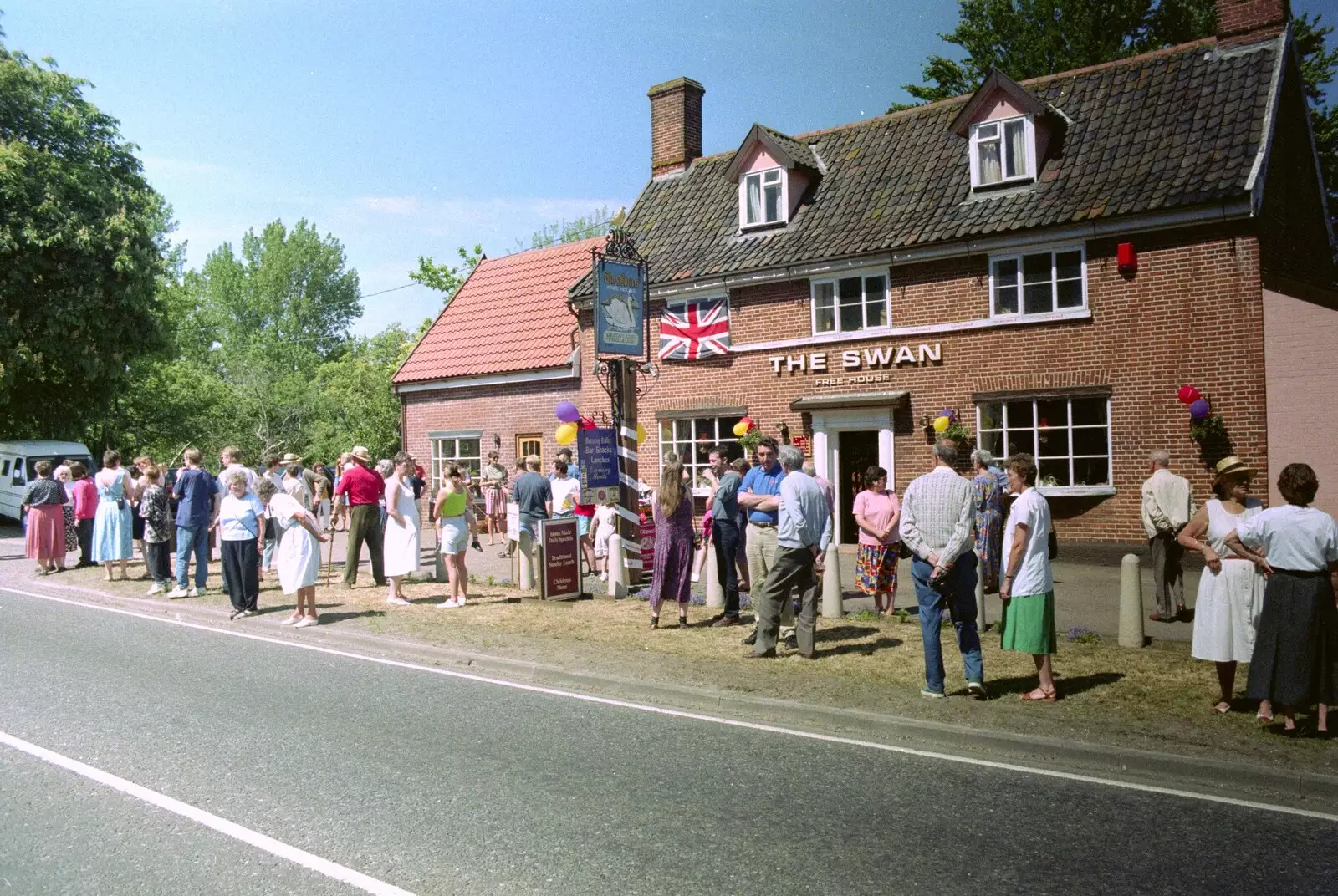 More milling throngs, from The Norwich Union Mail Coach Run, The Swan Inn, Brome - 15th June 1996