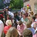 Kris Akabusi and the crowds, The Norwich Union Mail Coach Run, The Swan Inn, Brome - 15th June 1996
