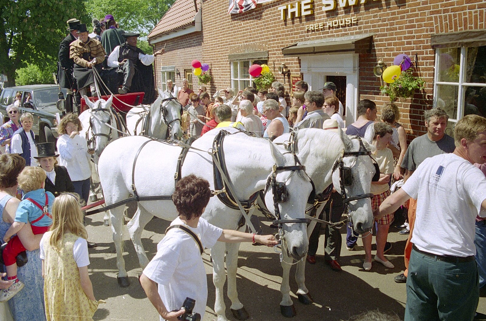 The coach sets off from The Norwich Union Mail Coach Run, The Swan Inn, Brome - 15th June 1996