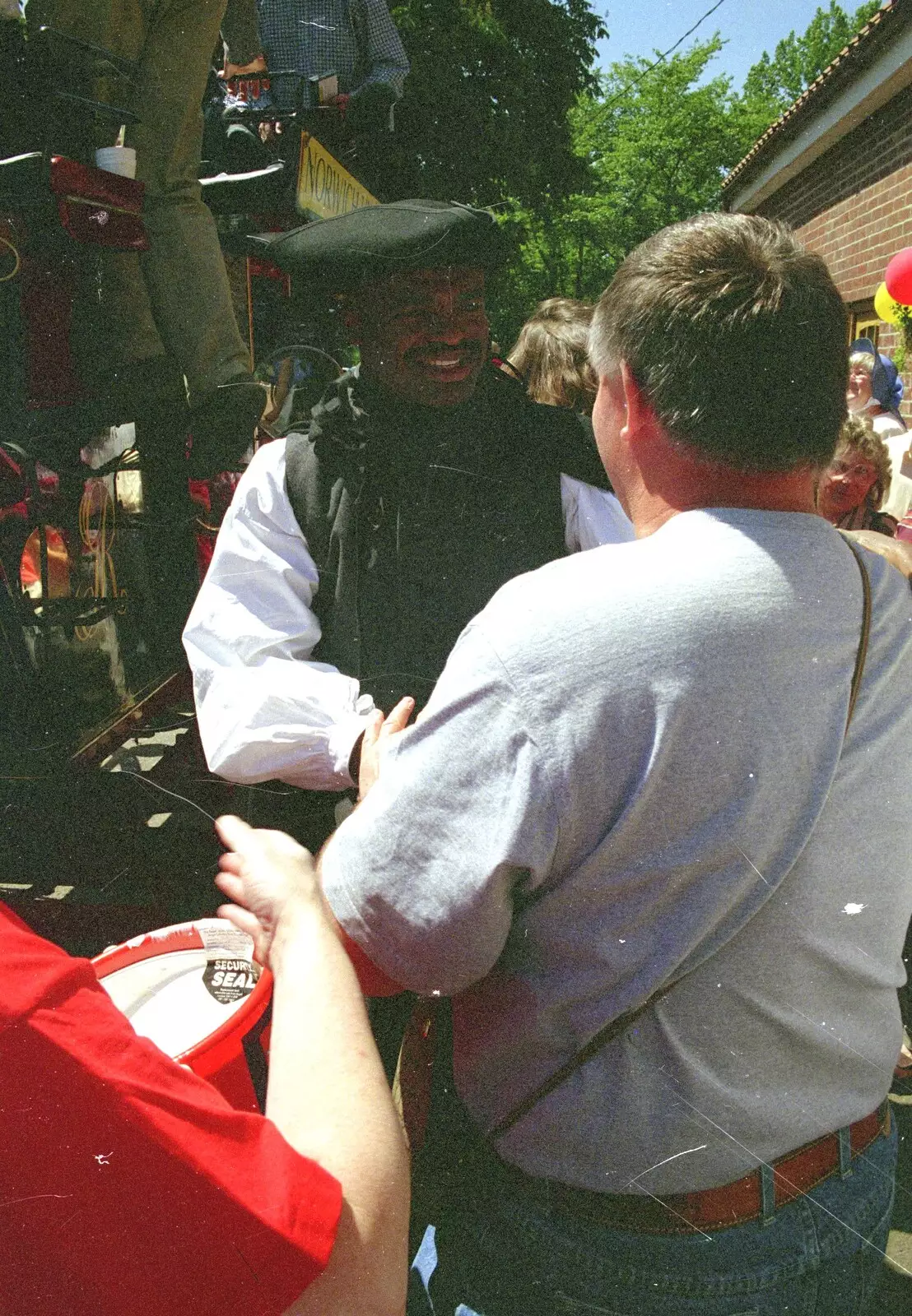 Danny Flint meets Kris Akabusi, from The Norwich Union Mail Coach Run, The Swan Inn, Brome - 15th June 1996