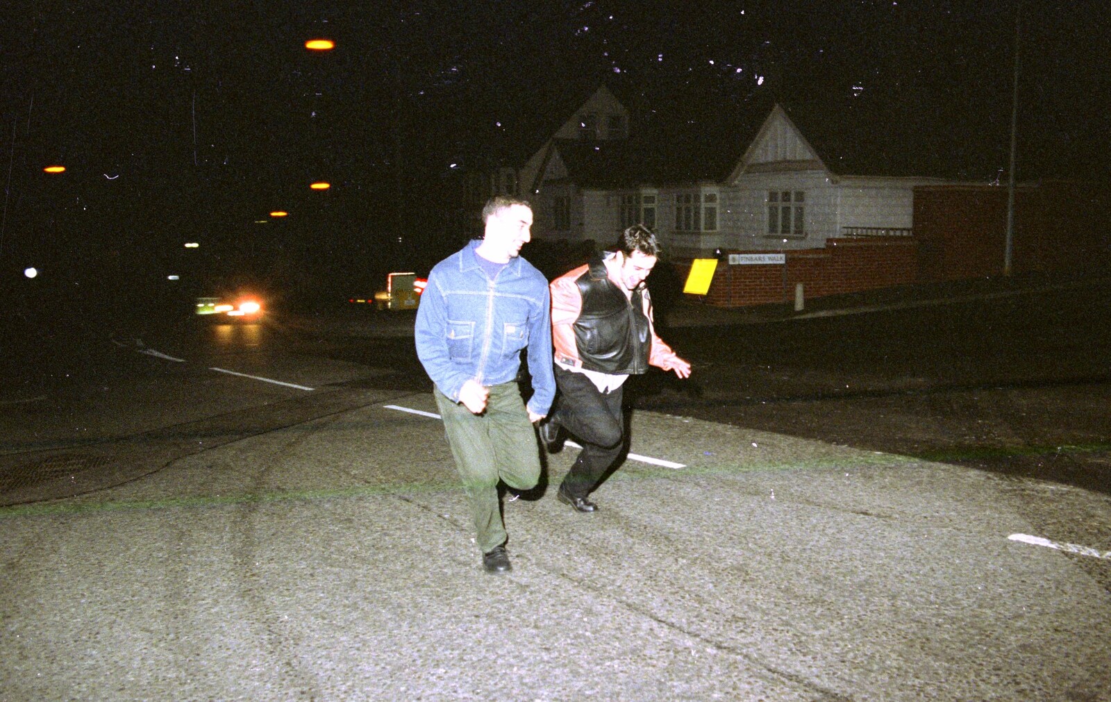 Orhan and Trevor run up the middle of Grove Lane from CISU: A Chinese Restaurant and SCC Sports Day, Ipswich and Norwich - 1st May 1997