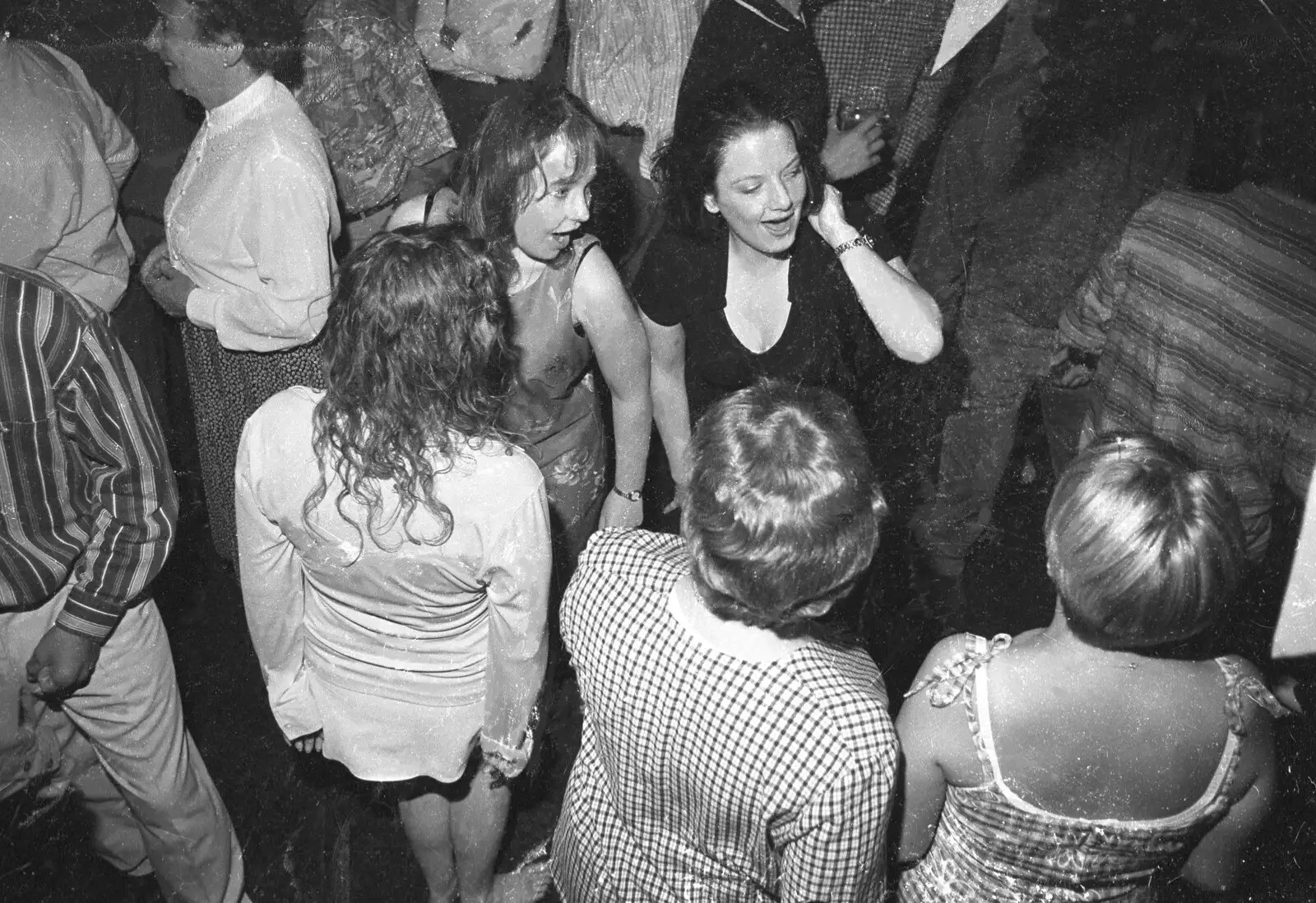 Lorraine's chums gether around in a dancing huddle, from Lorraine's 18th and Claire's 21st, The Swan Inn, Brome, Suffolk - 11th June 1997