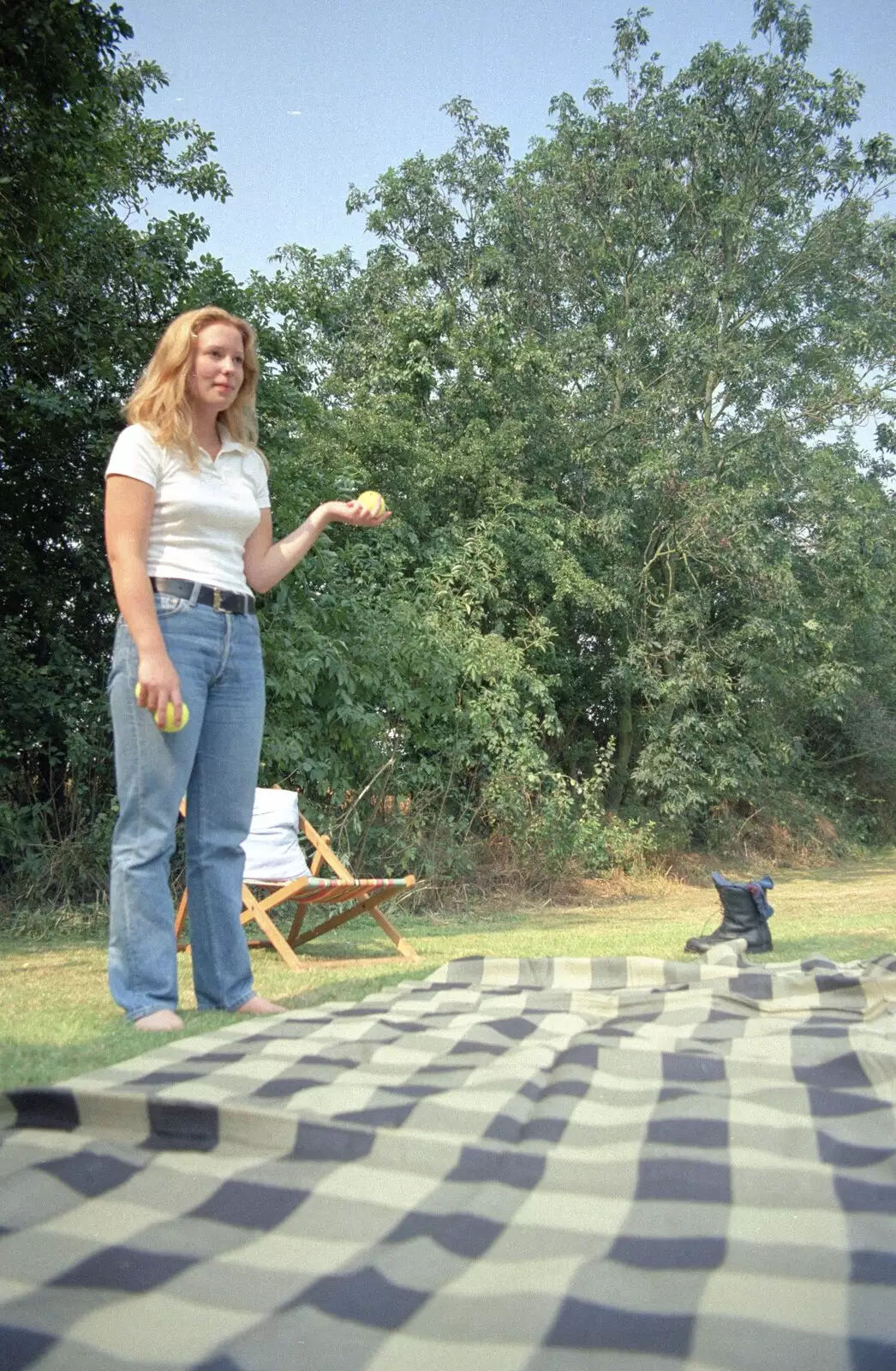 'Dave' does some juggling, from Bromestock 1 and a Mortlock Barbeque, Brome and Thrandeston, Suffolk - 24th June 1997