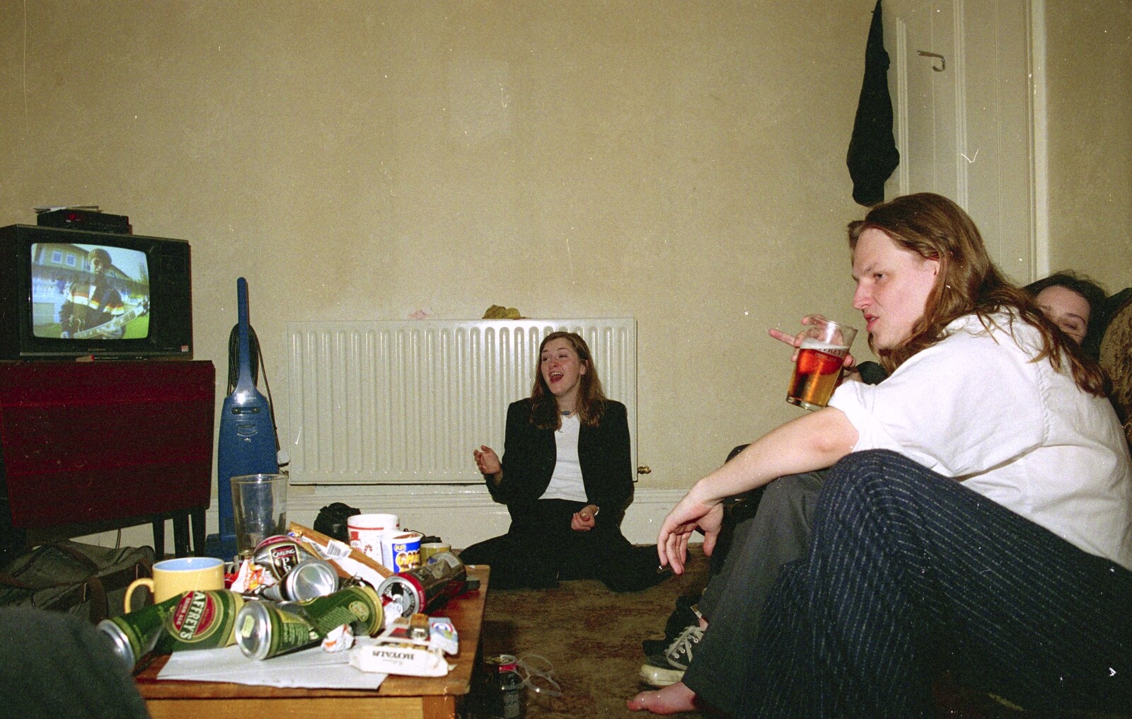 Sis Graduates from De Montfort, Leicester, Leicestershire - 9th August 1997: Time for beer (there is the odd empty can on the table)