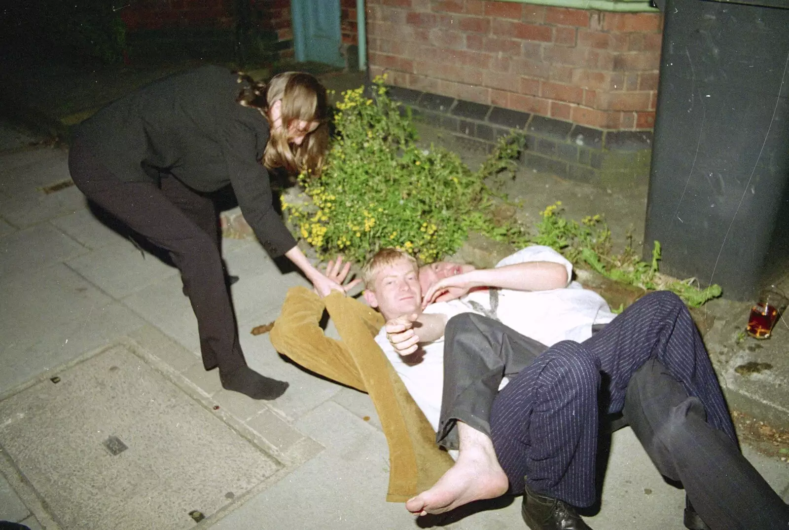 A bit of a pavement moment, from Sis Graduates from De Montfort, Leicester, Leicestershire - 9th August 1997