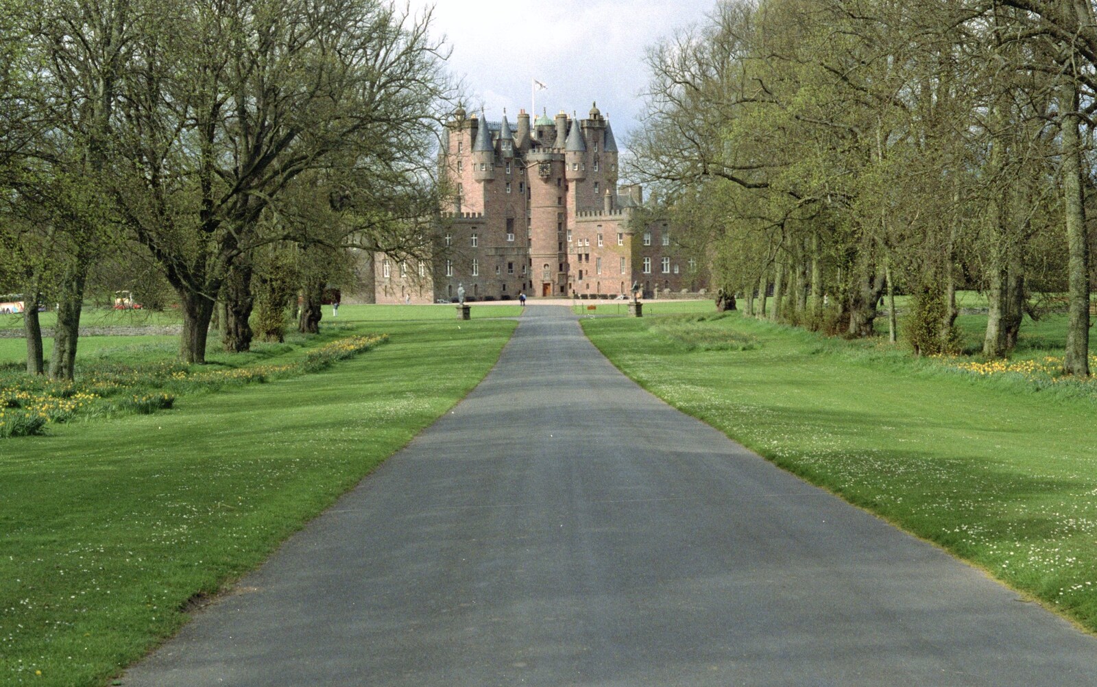 The drive up to Glamis Castle from A Trip to Pitlochry, Scotland - 24th March 1998