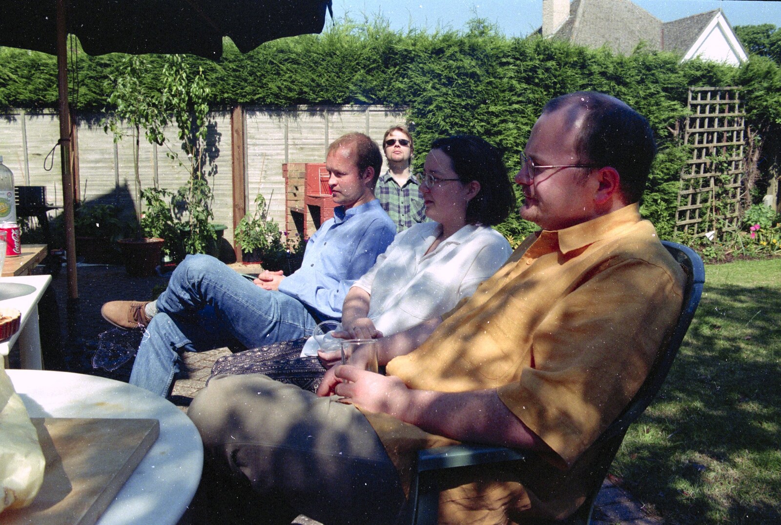 Simon Morris peers over from the back from Hamish's Wine and CISU Go-Karting, Caxton, Cambridge - 23rd June 1998