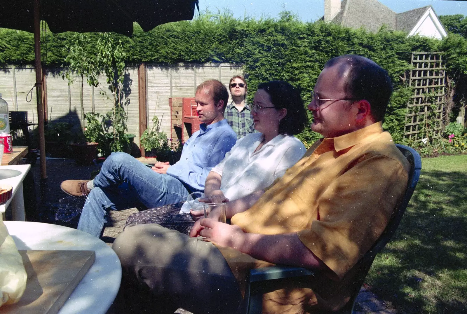 Simon Morris peers over from the back, from Hamish's Wine and CISU Go-Karting, Caxton, Cambridge - 23rd June 1998