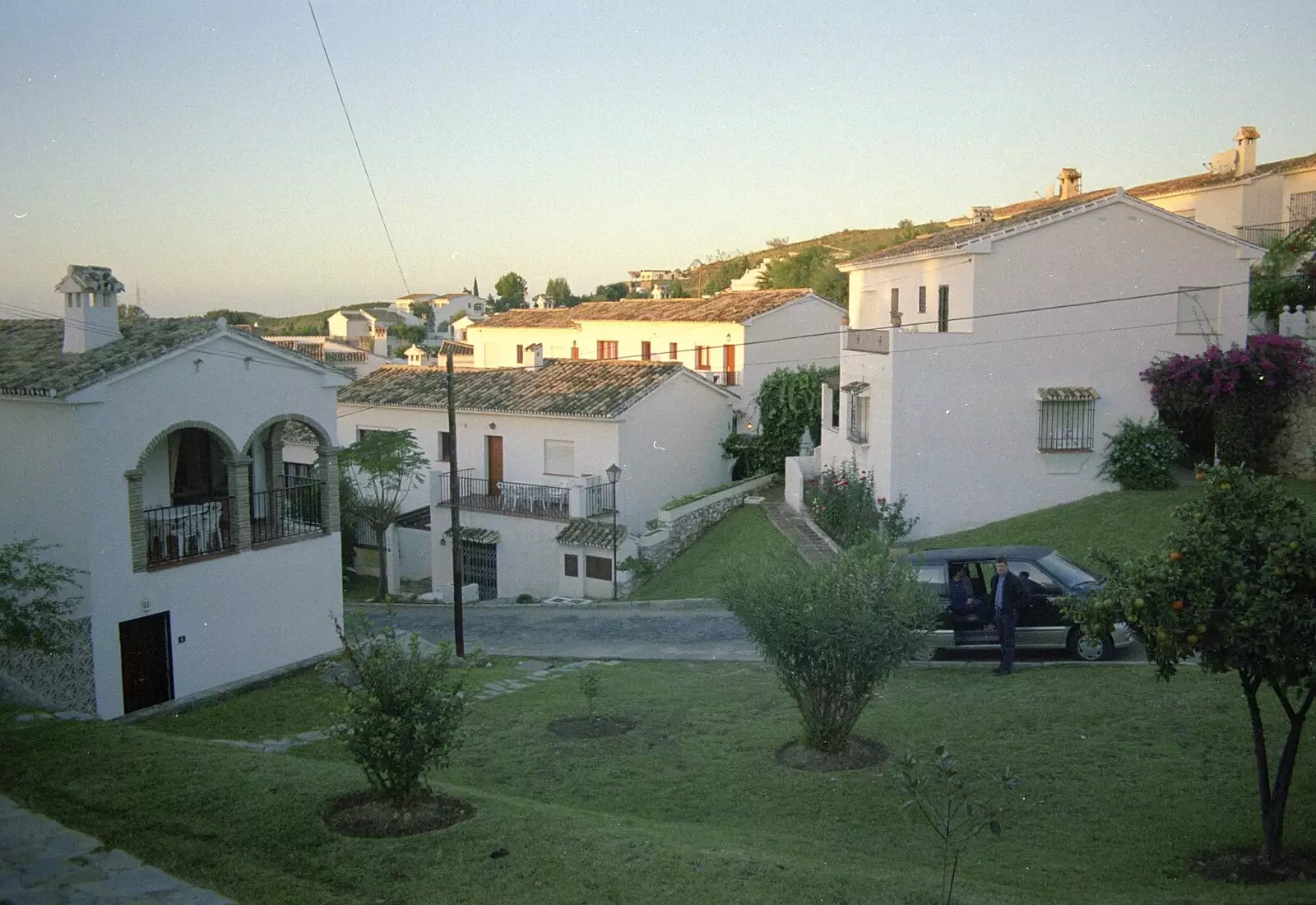 Everyone waits in the hire car, from The CISU Massive do Malaga, Spain - November 14th 1998