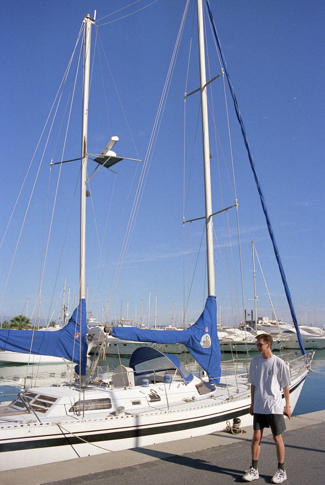Andrew looks at expensive yachts from The CISU Massive do Malaga, Spain - November 14th 1998