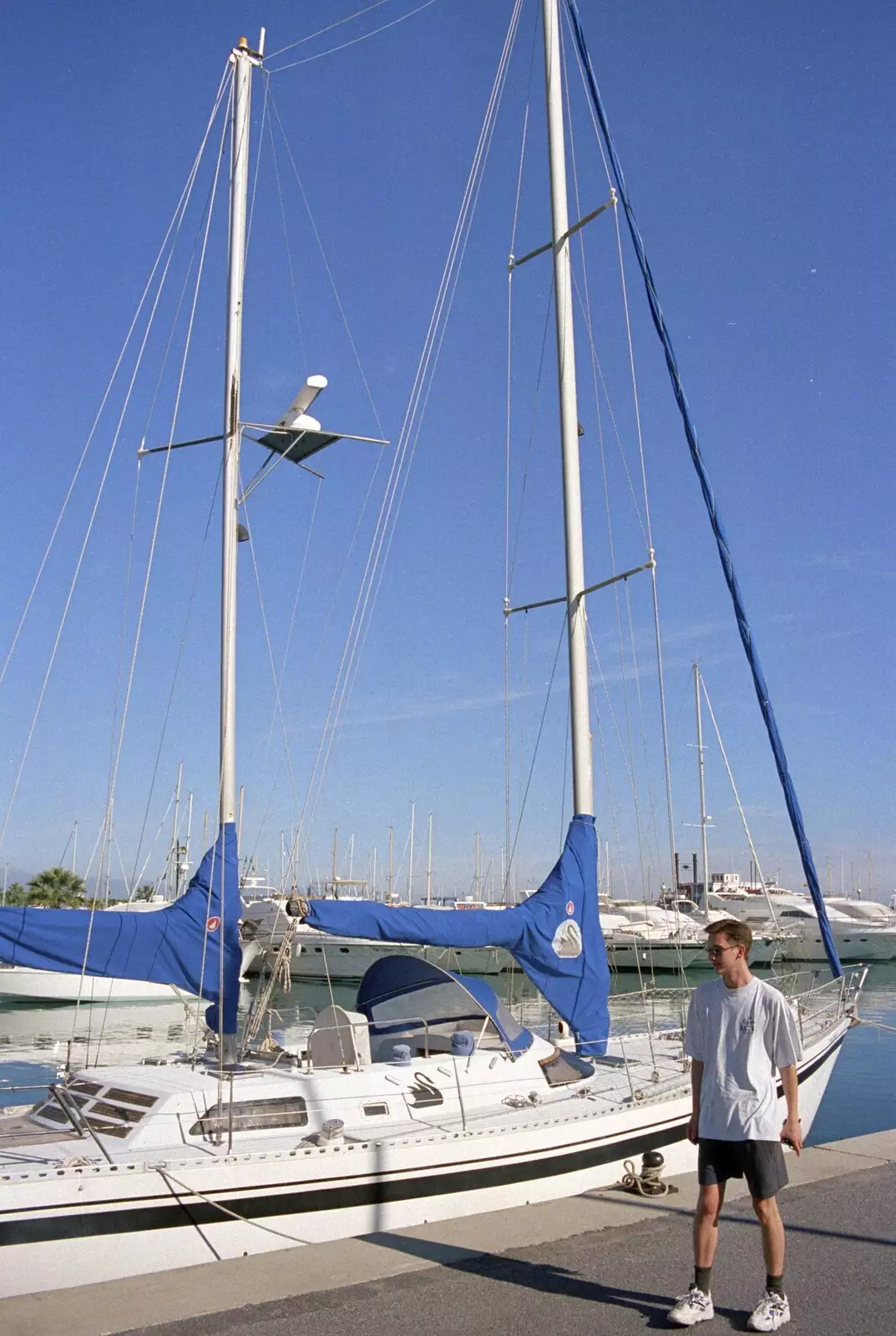 Andrew looks at expensive yachts, from The CISU Massive do Malaga, Spain - November 14th 1998