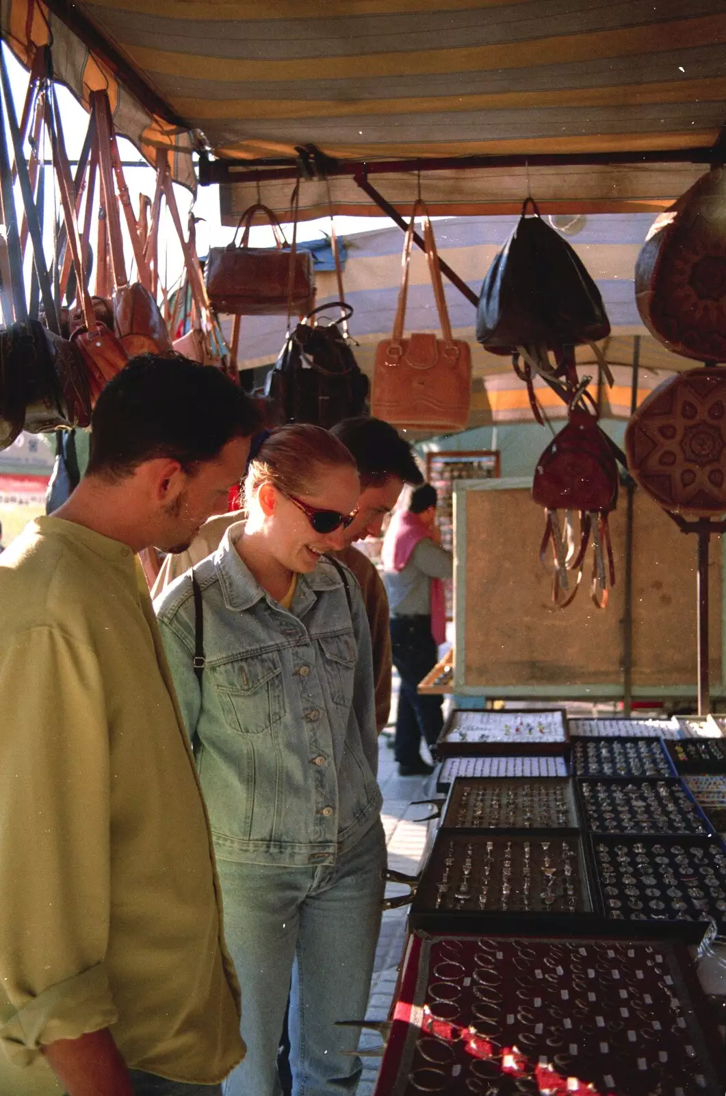 Paul and Elen look at trinkets, from The CISU Massive do Malaga, Spain - November 14th 1998