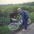A BSCC Bike Ride, Brockdish Greyhound and Hoxne Swan, Suffolk - 4th May 2000, Paul picks Wavy's bike up