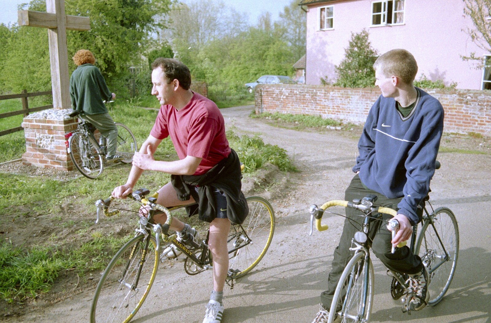 Wavy, DH and Phil stop off near Syleham from A BSCC Bike Ride, Brockdish Greyhound and Hoxne Swan, Suffolk - 4th May 2000
