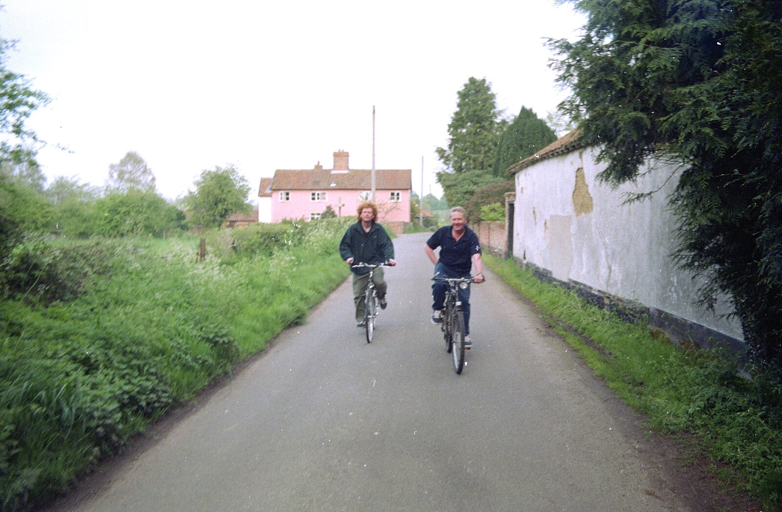 Wavy and John Willy cycle to Hoxne from A BSCC Bike Ride, Brockdish Greyhound and Hoxne Swan, Suffolk - 4th May 2000