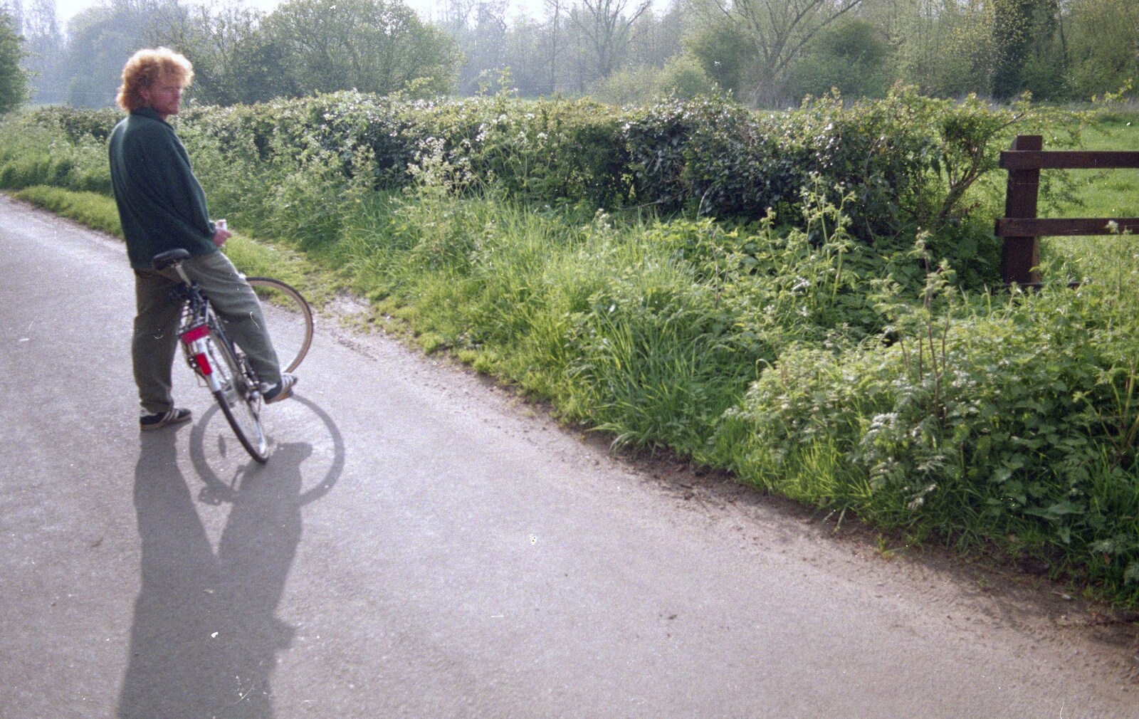 Wavy waits on the Syleham Road from A BSCC Bike Ride, Brockdish Greyhound and Hoxne Swan, Suffolk - 4th May 2000