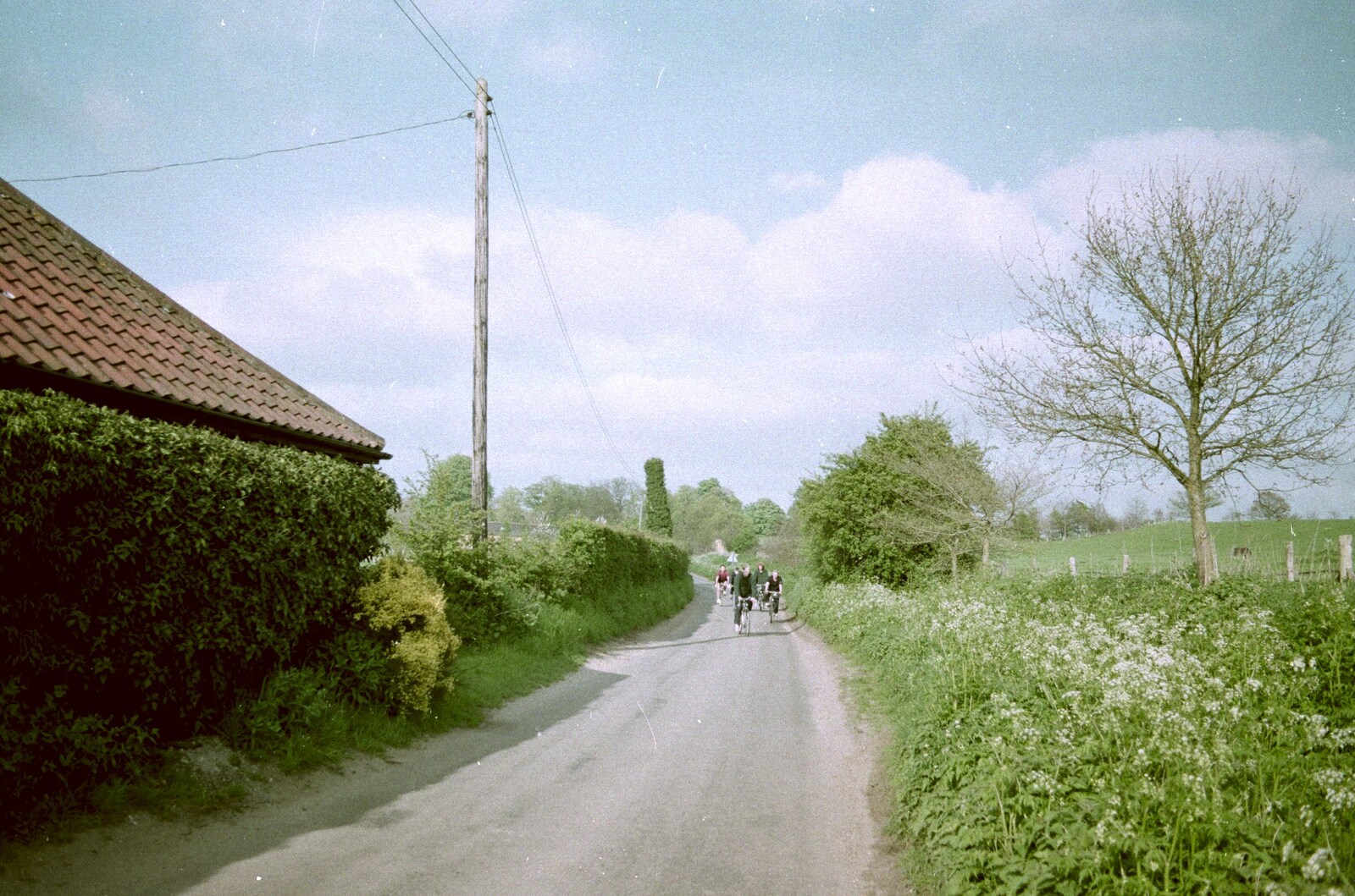 The gang heads back from Brockdish from A BSCC Bike Ride, Brockdish Greyhound and Hoxne Swan, Suffolk - 4th May 2000