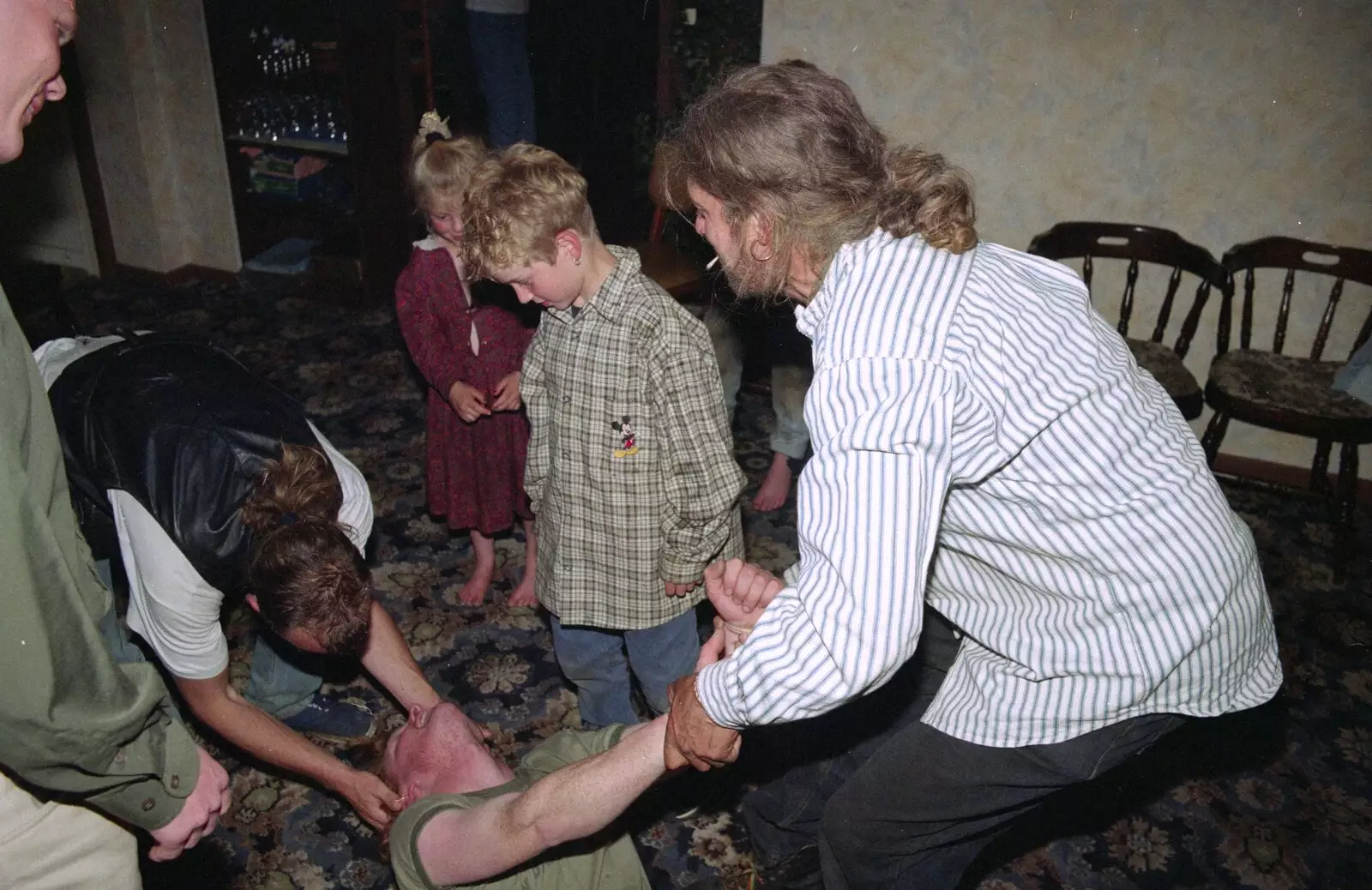 The crowd gives up after about 4 bumps, from Wavy's Thirtieth Birthday, The Swan Inn, Brome, Suffolk - 24th May 2000