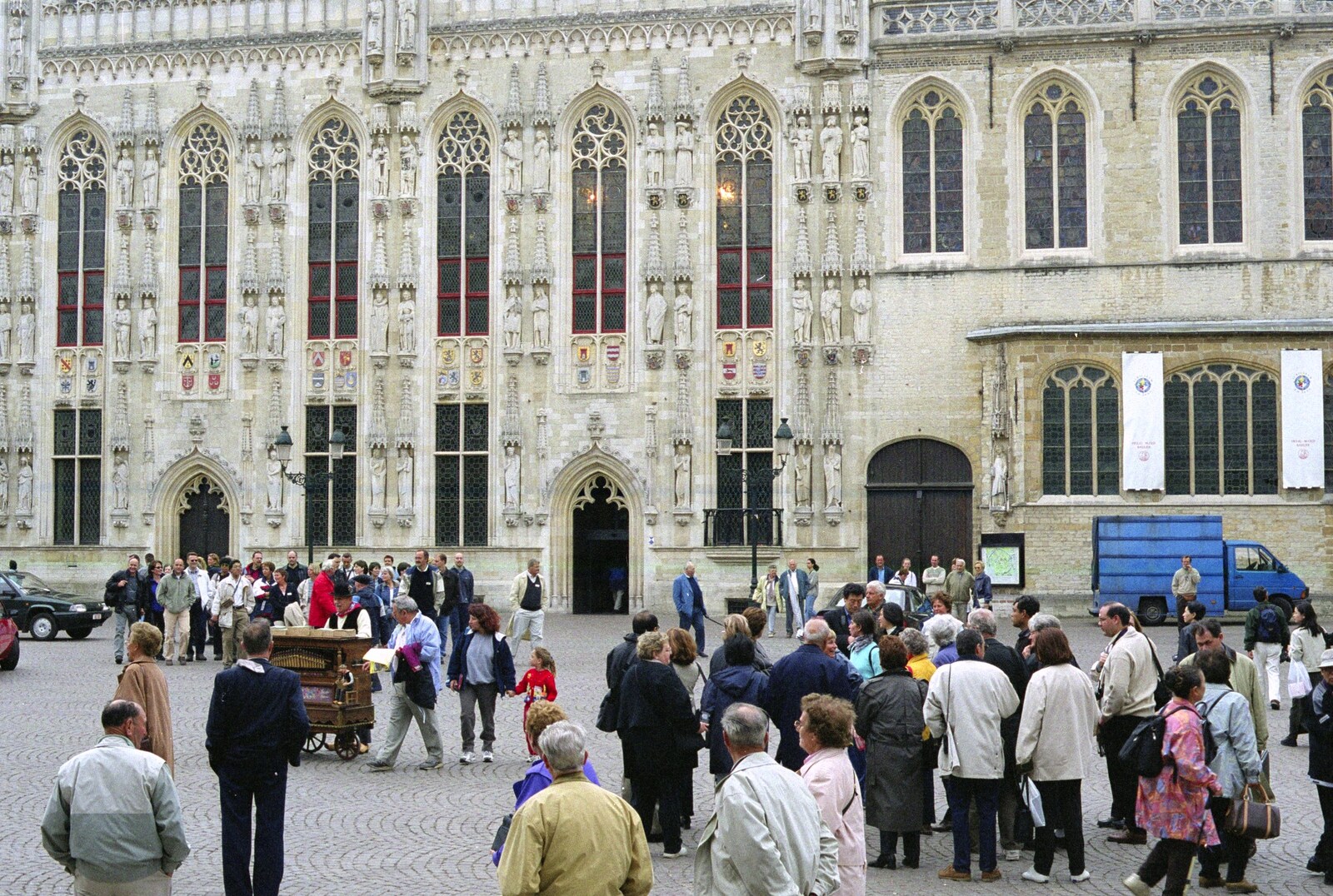 Crowds mill around in the Grande Place from CISU: An SCC Day-Trip to Bruges, Belgium - 26th May 2000