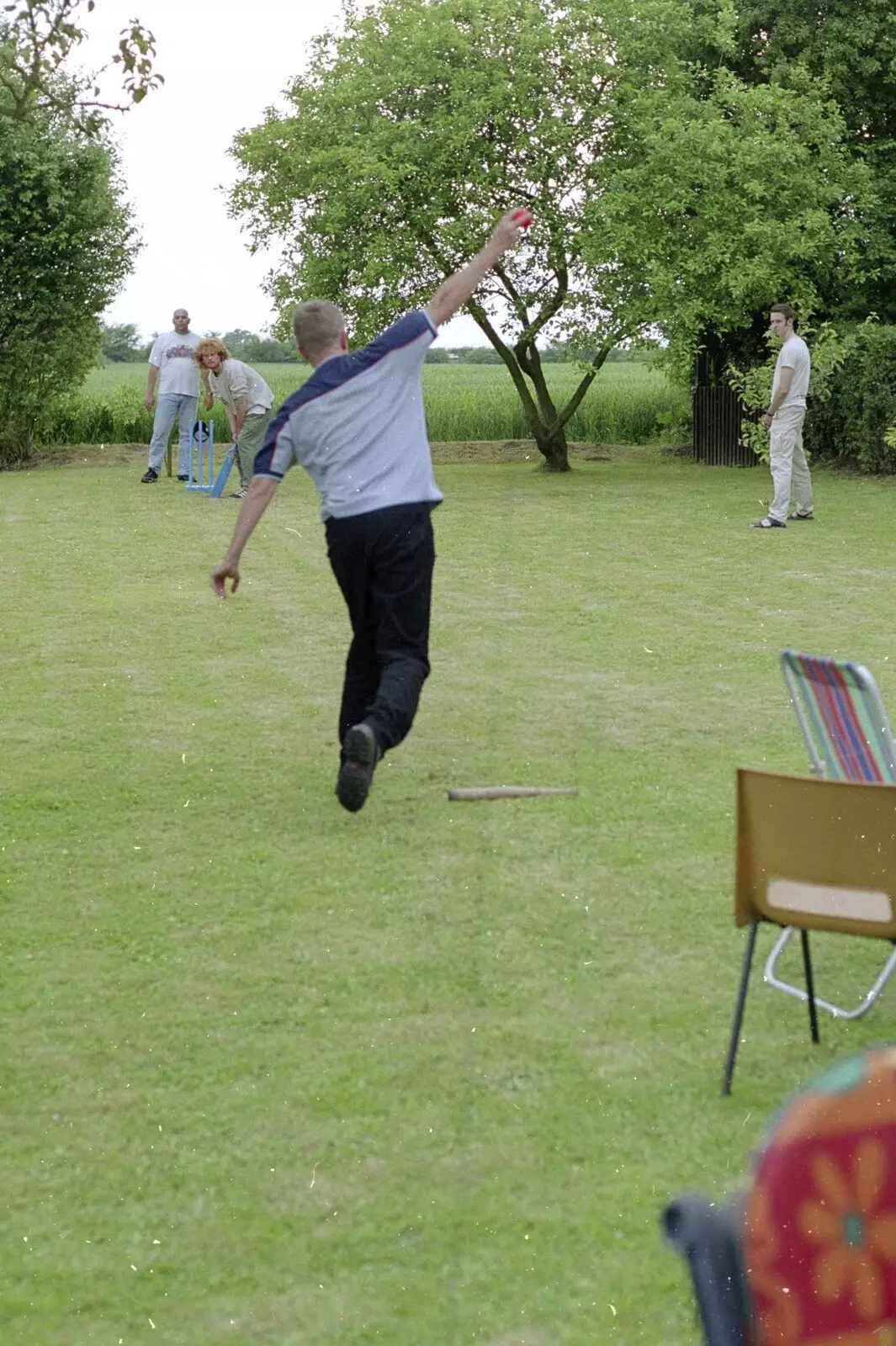 Nosher runs up to bowl, from Colin and Jill's Barbeque, Suffolk - 28th May 2000