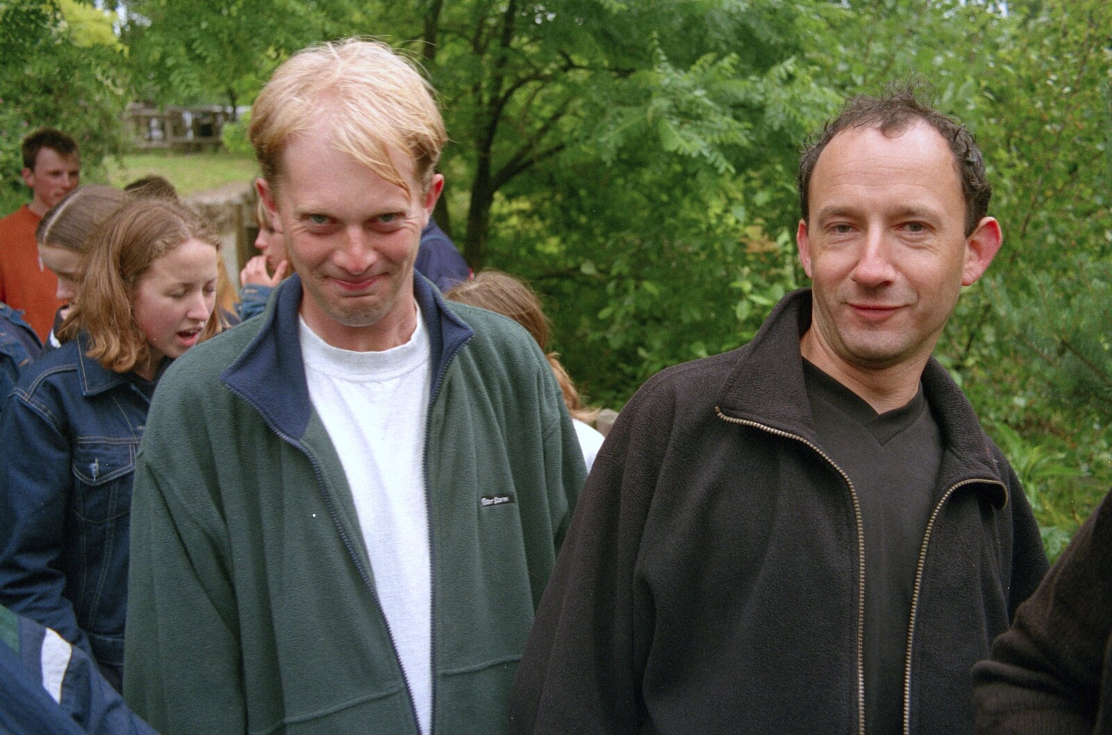 A Trip to Alton Towers, Staffordshire - 15th June 2000: Paul and DH queue up for the rapids