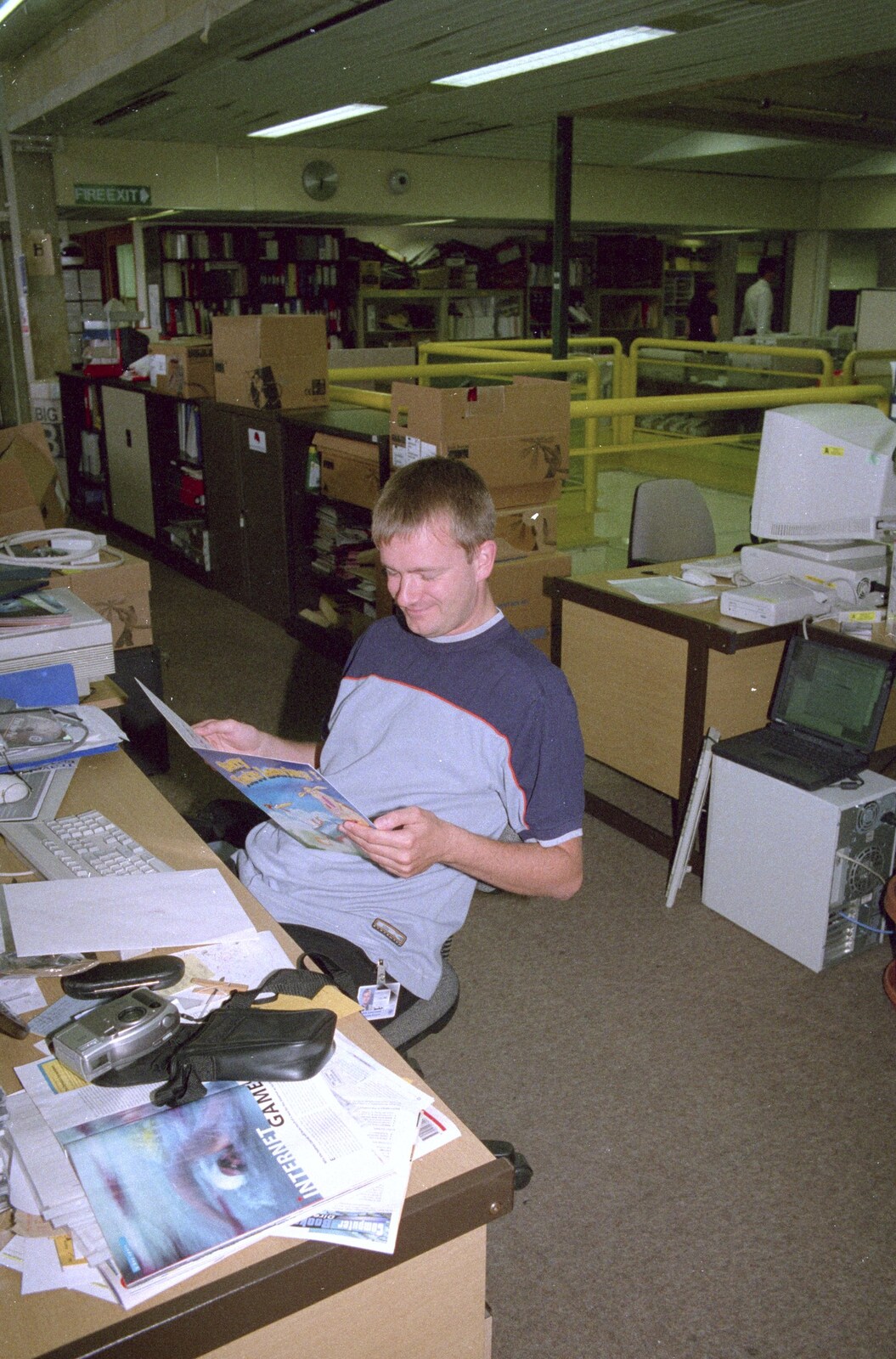 Nosher's Last Day at CISU/SCC, Suffolk County Council, Ipswich - 22nd June 2000: Nosher reads his leaving card