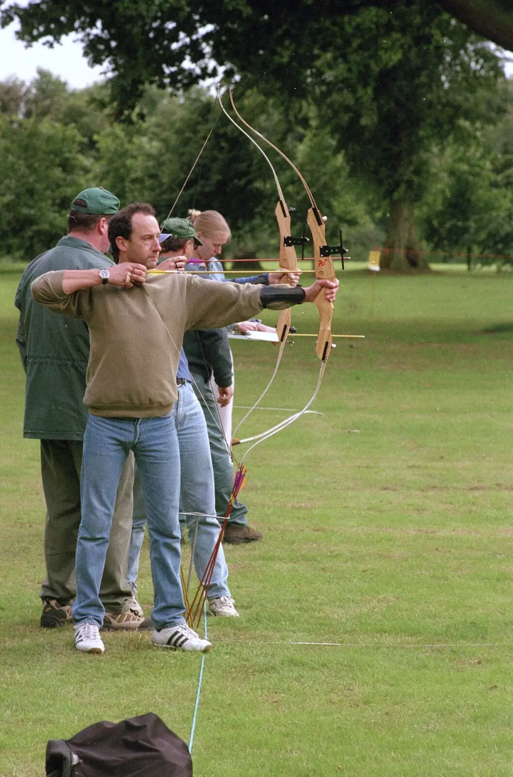 DH flings one off, from Kai's 2nd and a Bit of Archery, Hampshire and Suffolk - 13th August 2000