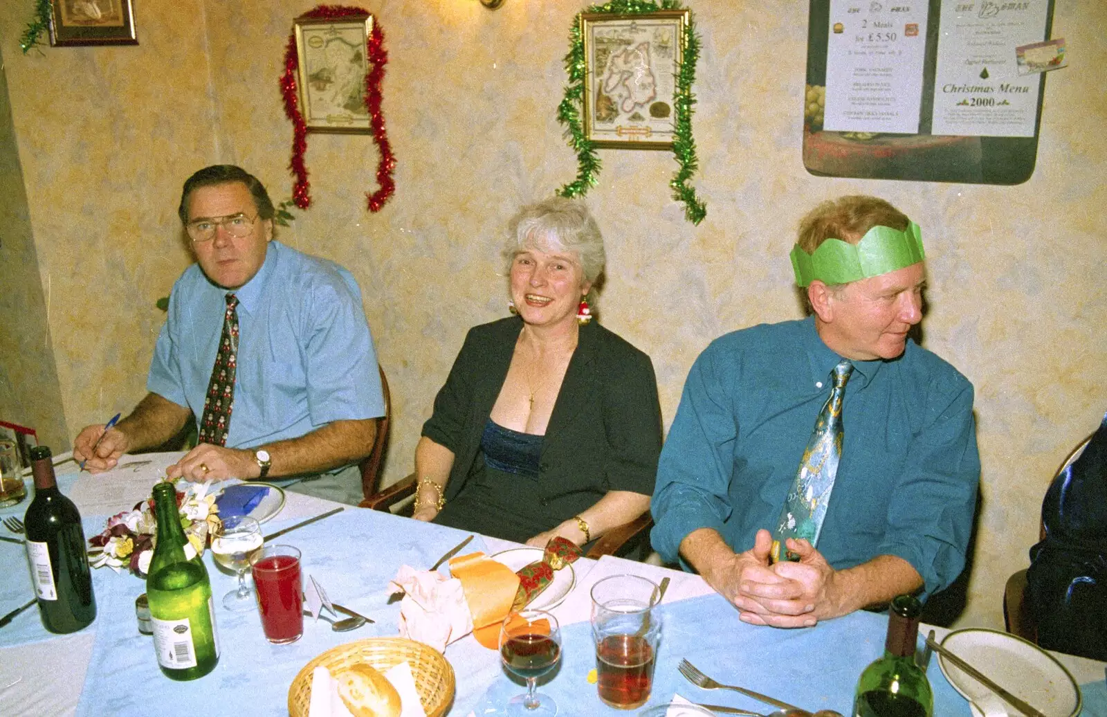 Spammy looks up, from The BSCC Christmas Dinner, The Swan Inn, Brome, Suffolk - 8th December 2000