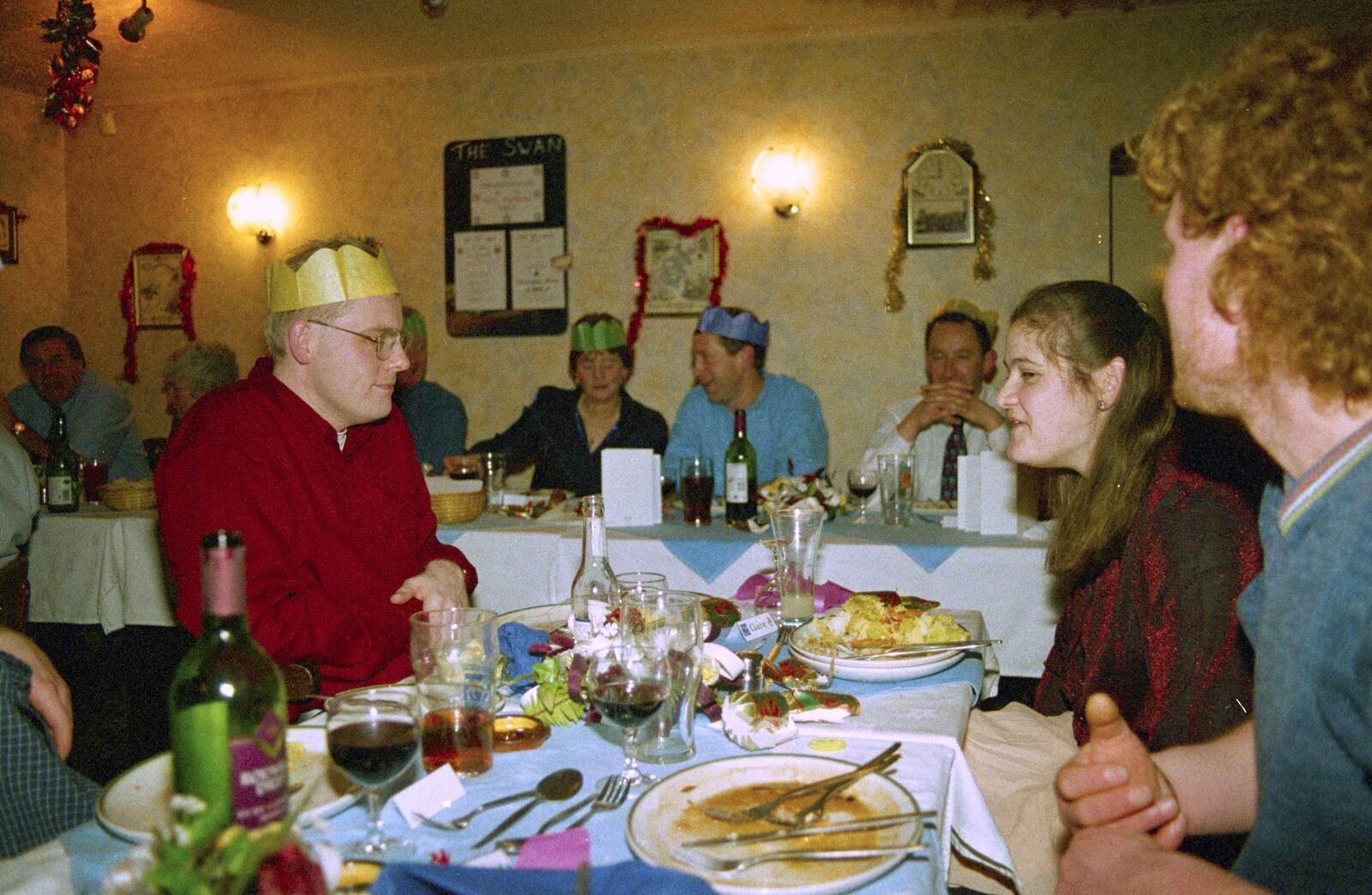 Post-dinner chatting from The BSCC Christmas Dinner, The Swan Inn, Brome, Suffolk - 8th December 2000